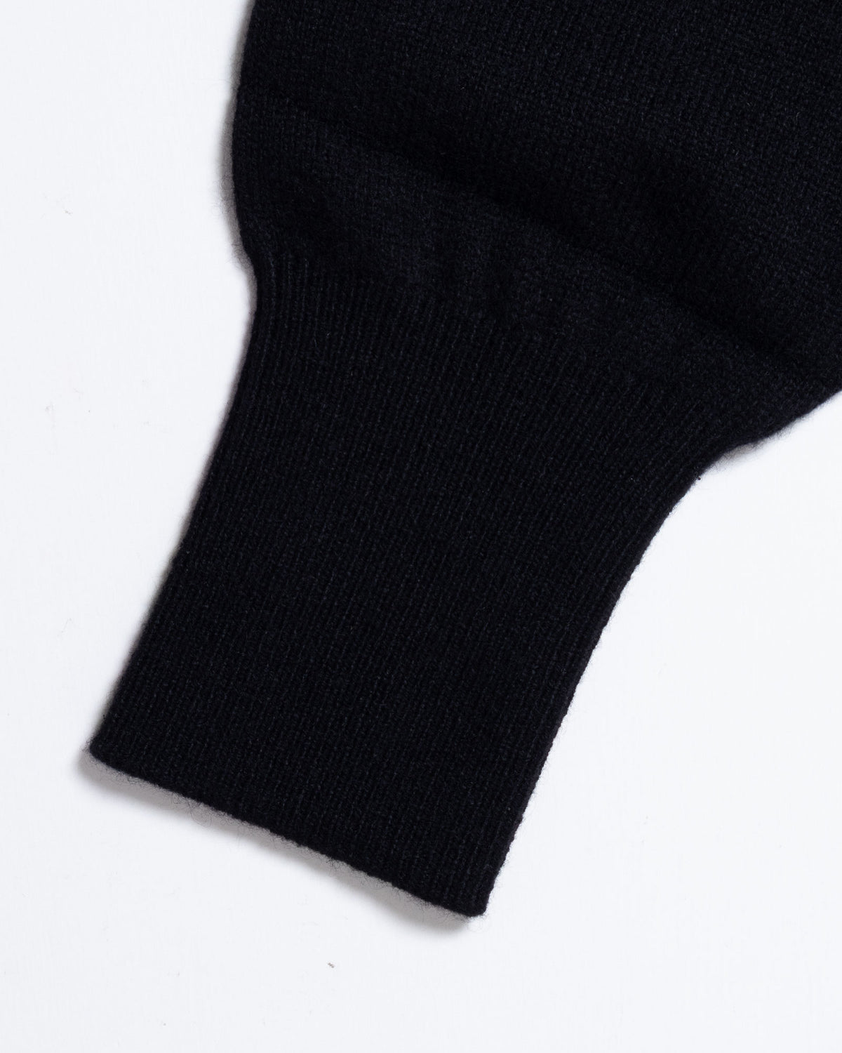 HERILL GOLDENCASH PULLOVER BLACK 袖口リブ・カシミヤ生地質感拡大