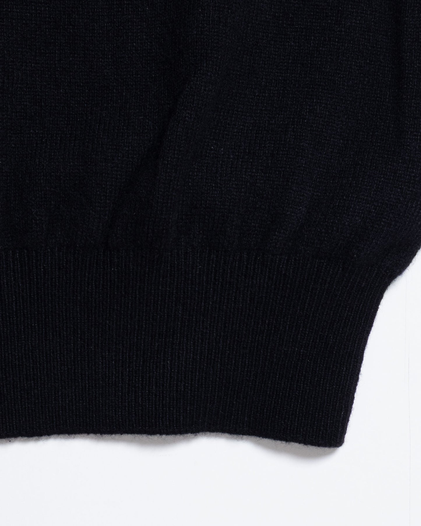 HERILL GOLDENCASH PULLOVER BLACK 裾リブ・カシミヤ生地質感拡大