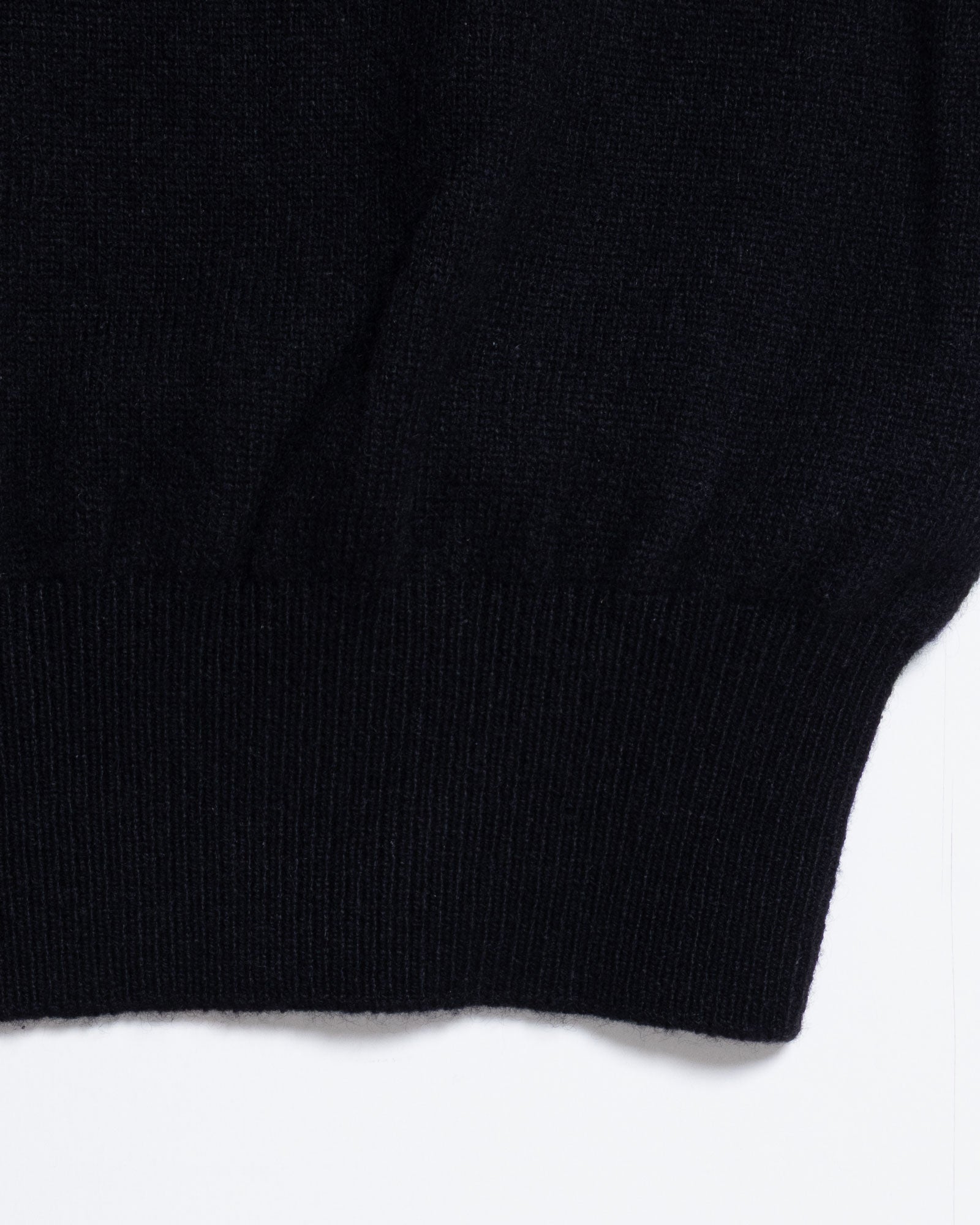 HERILL GOLDENCASH PULLOVER BLACK 裾リブ・カシミヤ生地質感拡大