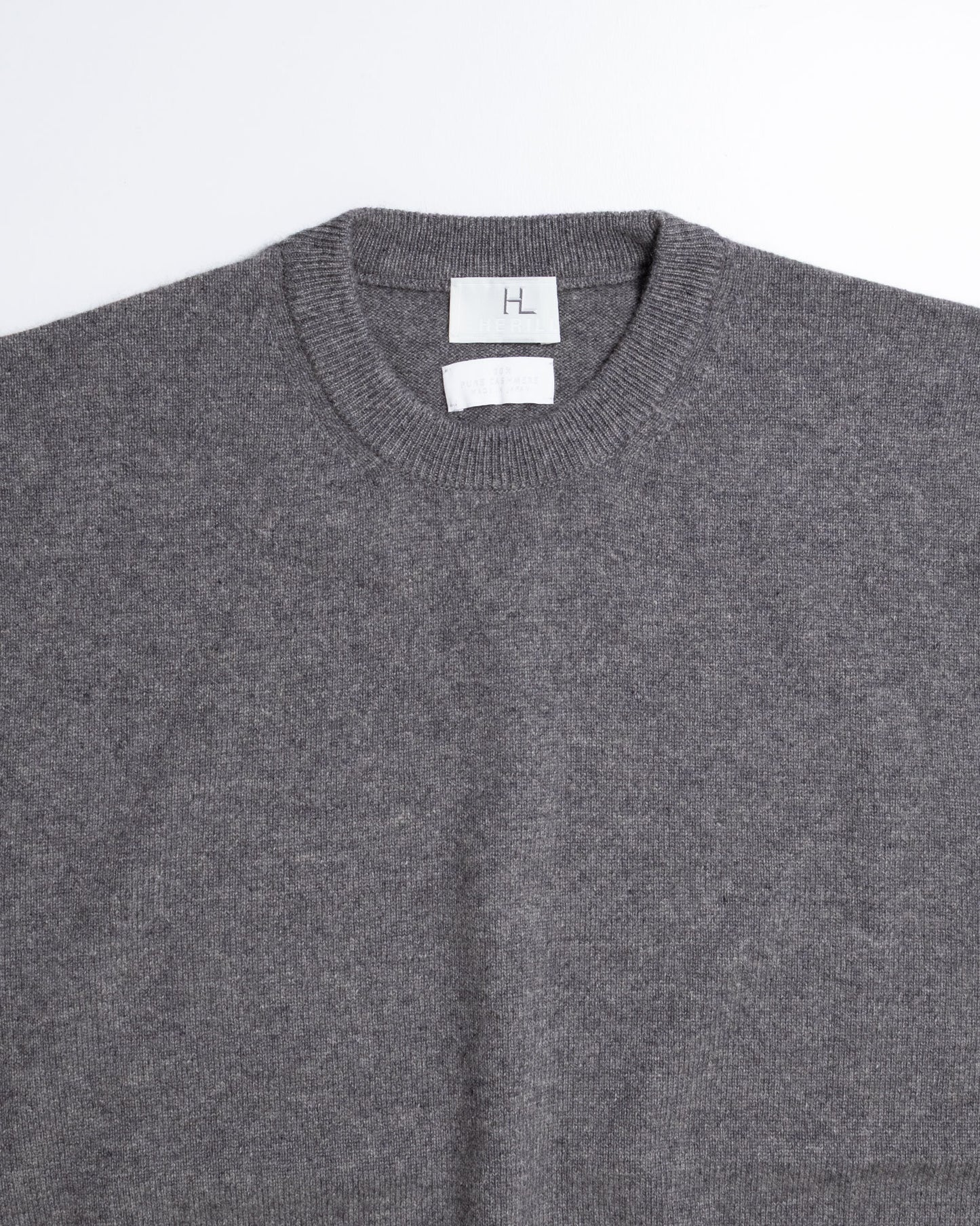HERILL GOLDENCASH PULLOVER GRAY カシミヤ クルーネックニット 平置きイメージ