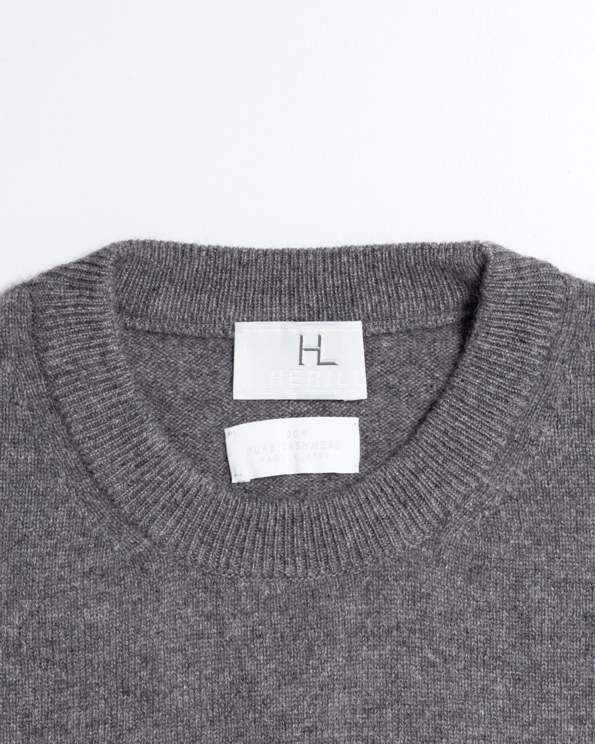 HERILL GOLDENCASH PULLOVER GRAY クルーネック・首元ディテール拡大
