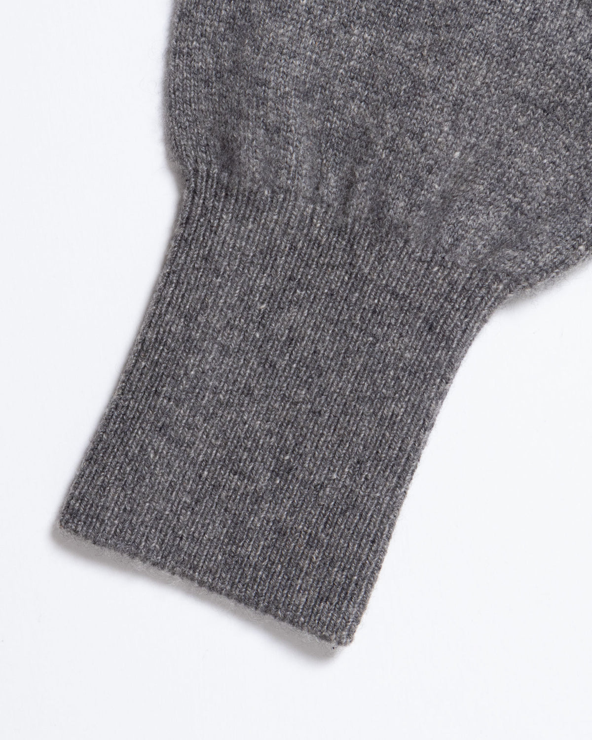 HERILL GOLDENCASH PULLOVER GRAY 袖口リブ・カシミヤ生地質感拡大