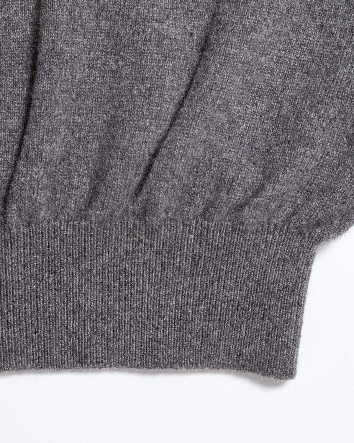HERILL GOLDENCASH PULLOVER GRAY 裾リブ・カシミヤ生地質感拡大