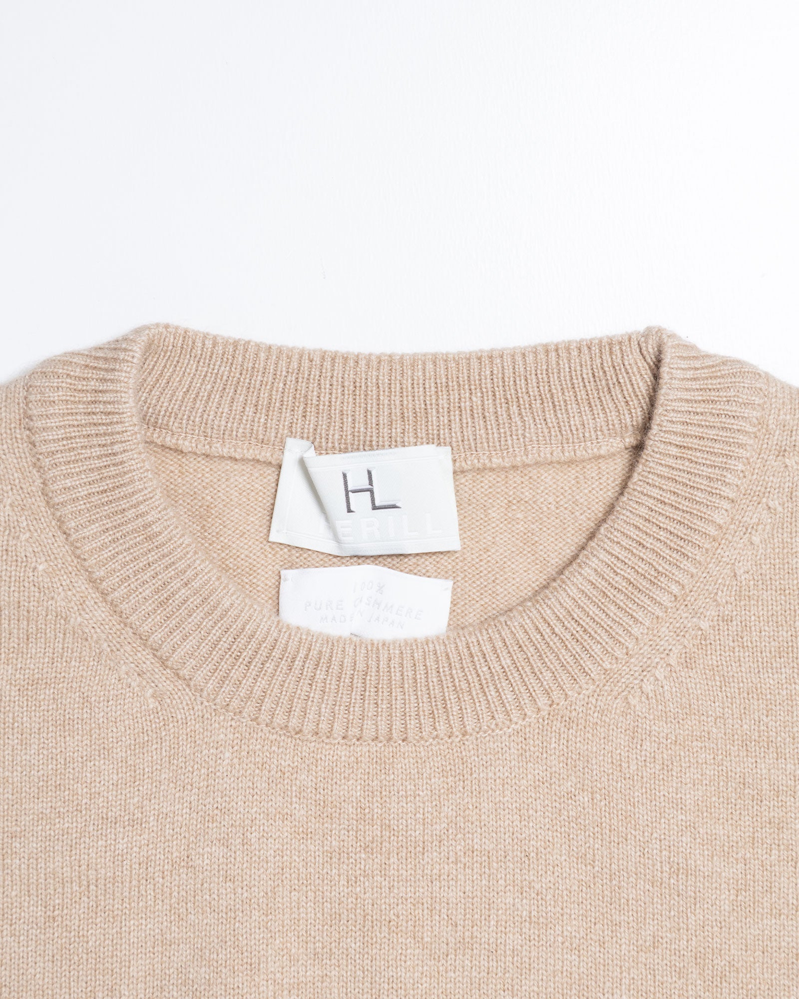 HERILL GOLDENCASH PULLOVER NATURAL クルーネック 首元ディテール