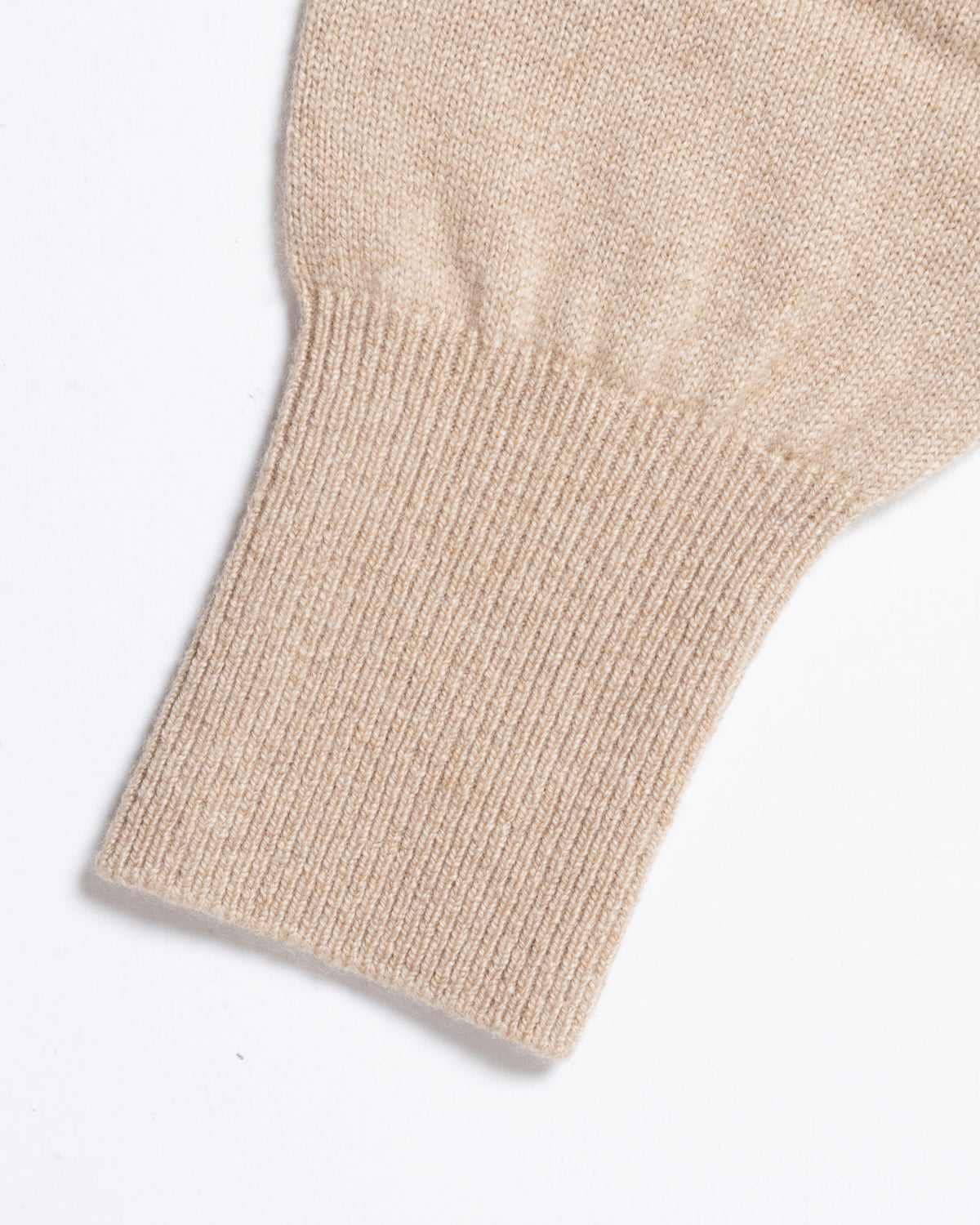 HERILL GOLDENCASH PULLOVER NATURAL 袖口リブ・カシミヤ生地質感拡大