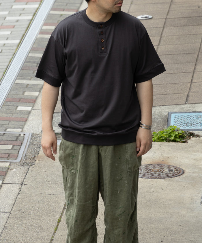 【INTÉRIM】HIGH GAUGE SUVIN JERSEY HENRY OVER S/S TEE - SMOKE BLACK / インテリム ハイゲージ スビン ジャージー ヘンリー オーバー 半袖 Tシャツ 2026ss 2026春夏 正規取扱店 神奈川 鎌倉  アルザック鎌倉 オンラインショップ 通販