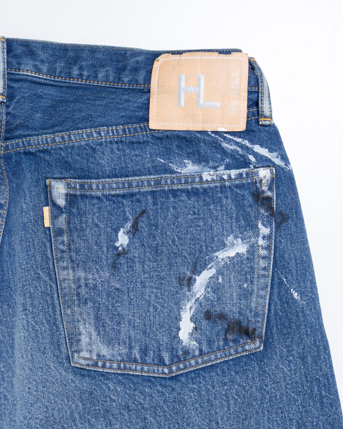HERILL ラギッドデニムのバックポケットとヴィンテージ加工のアップ