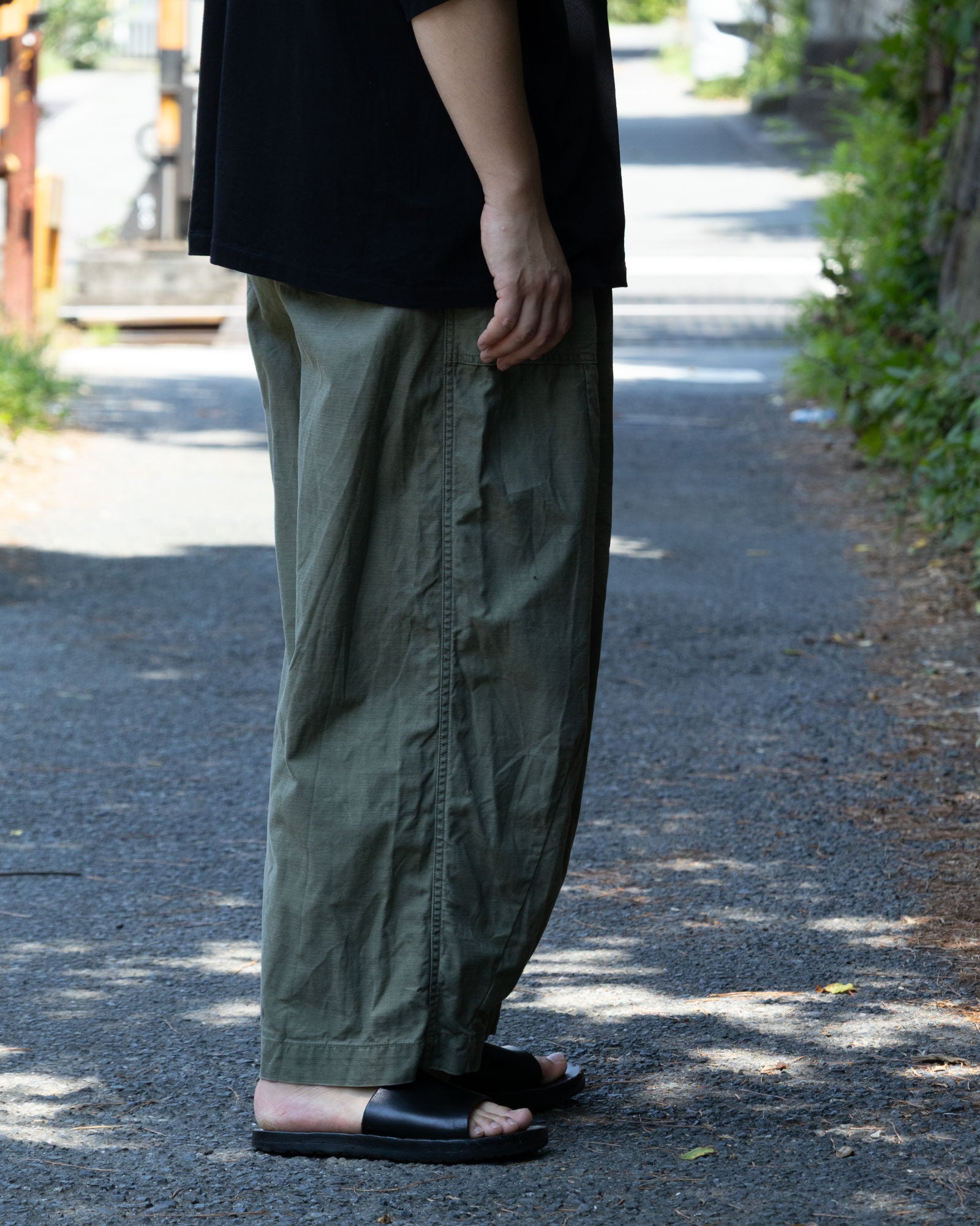 NEEDLES H.D. PANT FATIGUE OLIVE 着用斜め