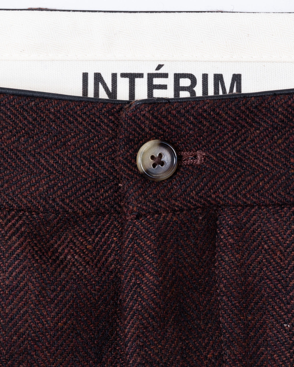 INDIA WOOL CLASSIC HERRINGBONE WITH LEATHER PIPING 2-TUCK STRAIGHT SLACKS - BROWN