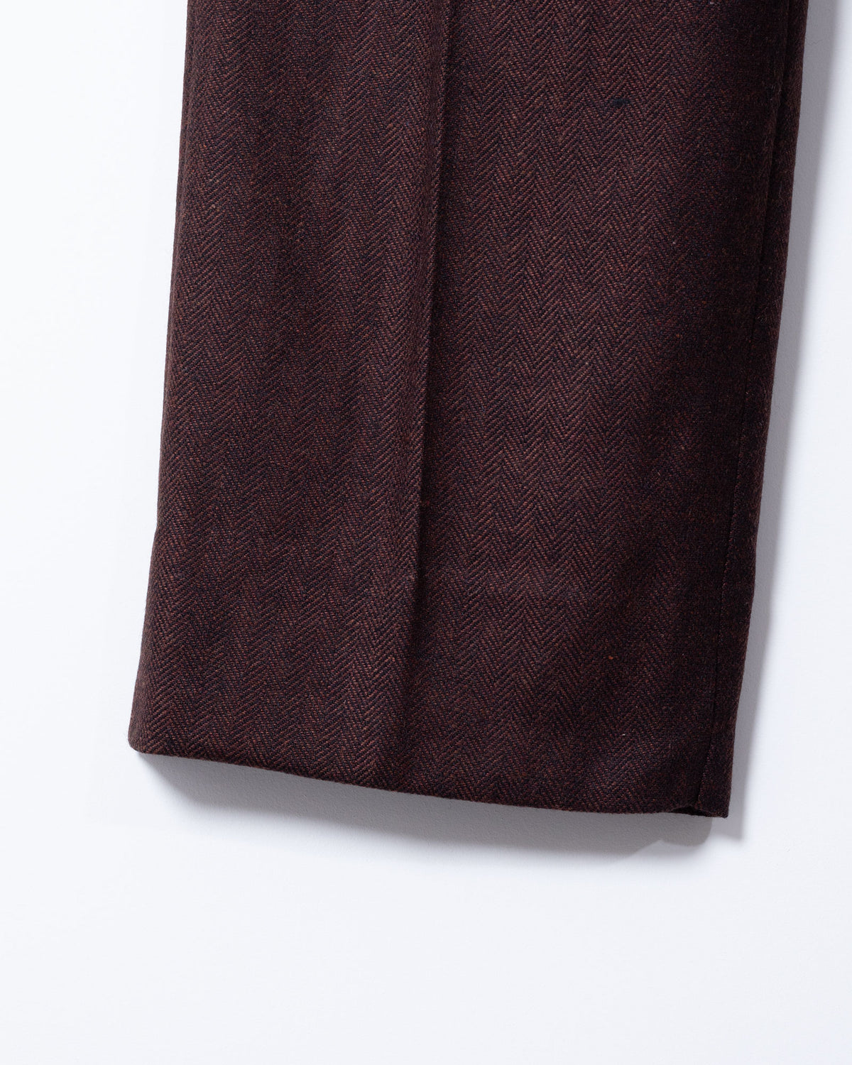 INDIA WOOL CLASSIC HERRINGBONE WITH LEATHER PIPING 2-TUCK STRAIGHT SLACKS - BROWN