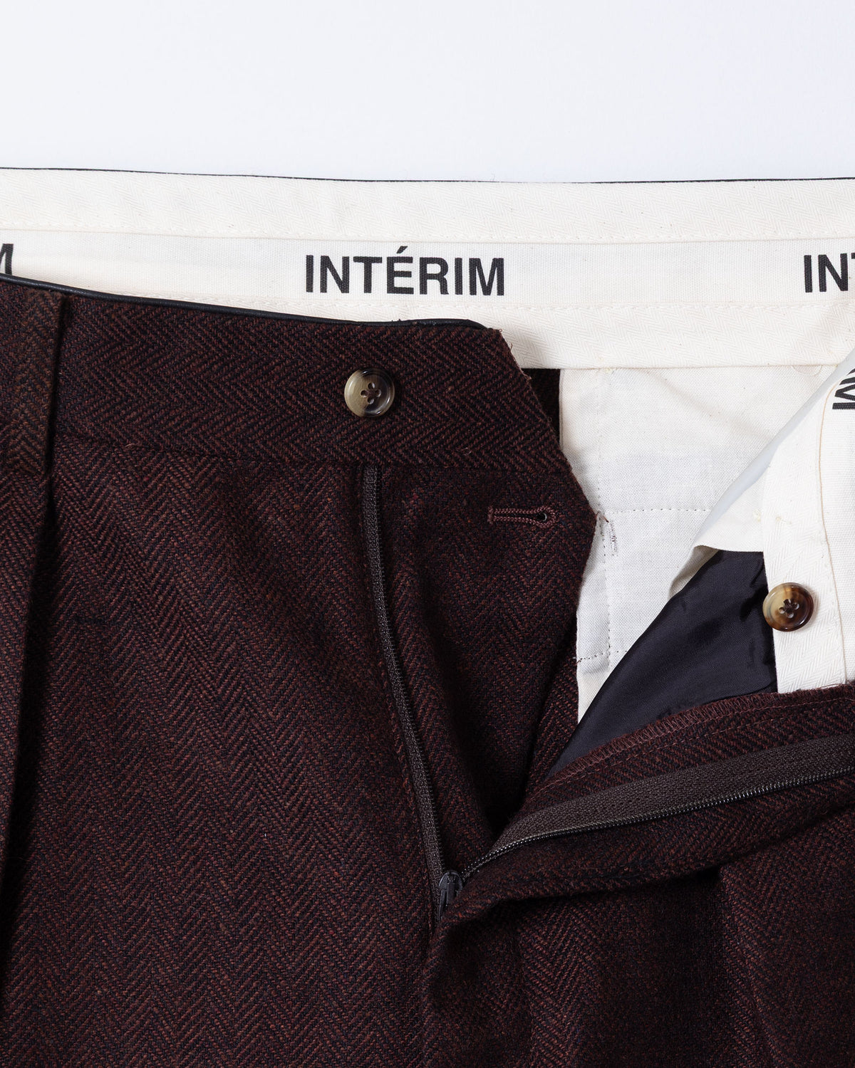 INDIA WOOL CLASSIC HERRINGBONE WITH LEATHER PIPING 2-TUCK STRAIGHT SLACKS - BROWN