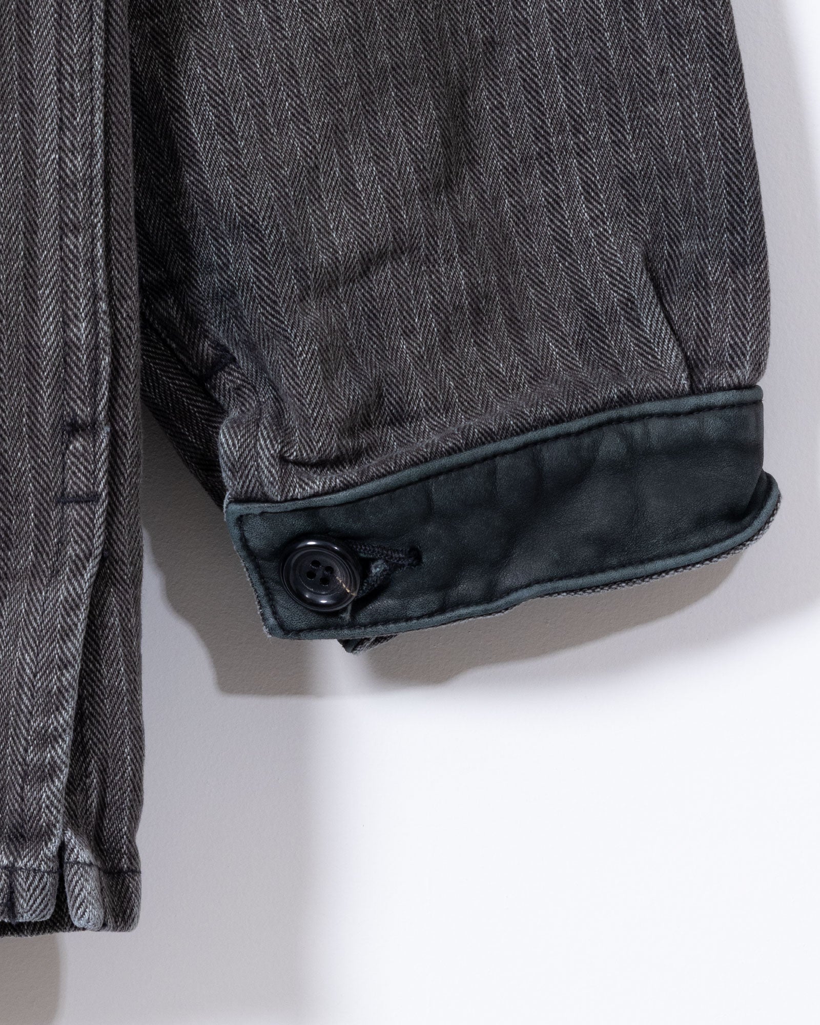 AUBERGE JOSE FADED CHARCOAL カフス ウォッシャブルレザー 袖口 ディテール