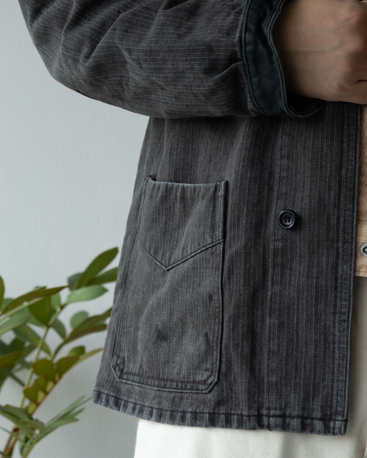 AUBERGEのカバーオール「JOSE」フェイデッドチャコールカラーの着用イメージ。身長180cm・体重80kgのモデルがサイズ44を着用したシルエット。