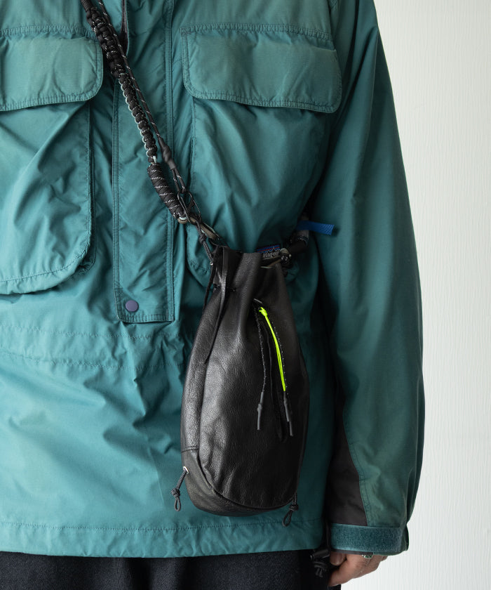 B:TOGETHER KINCHAKU LEATHER BLACK SMOOTH 着用