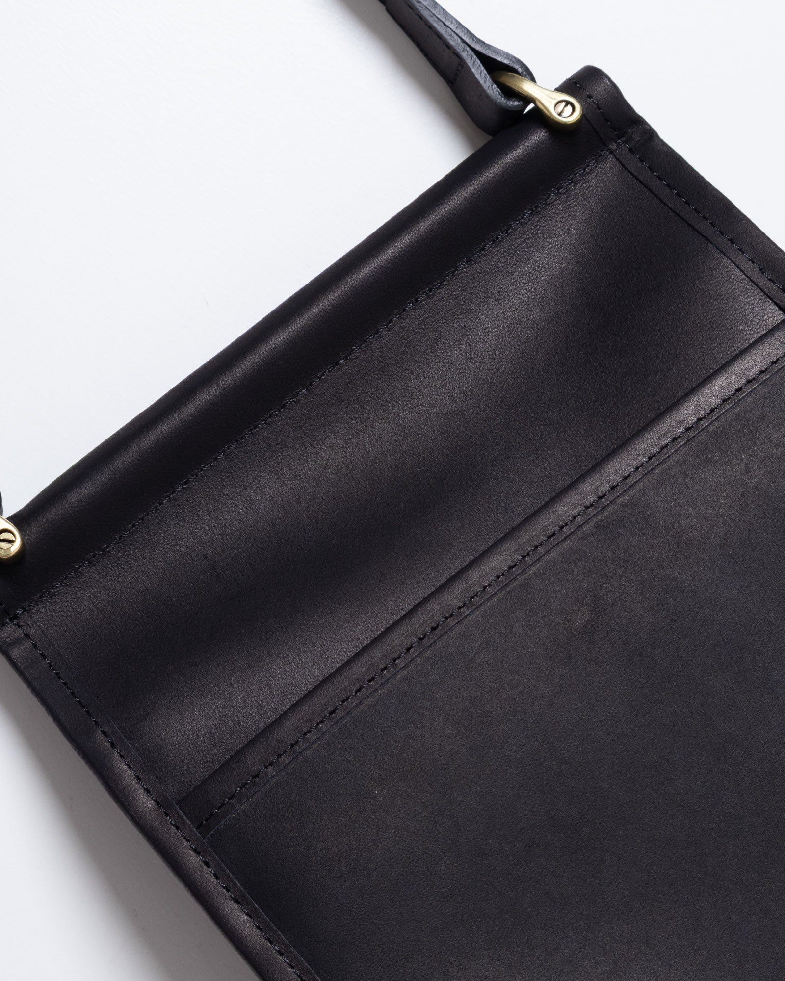 AUBERGE MADISON BLACK グローブレザー ボディ 全体 背面
