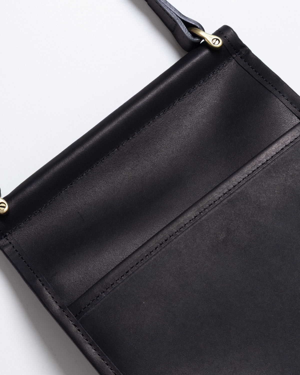 AUBERGE MADISON - BLACK × BLACK のバックスタイル