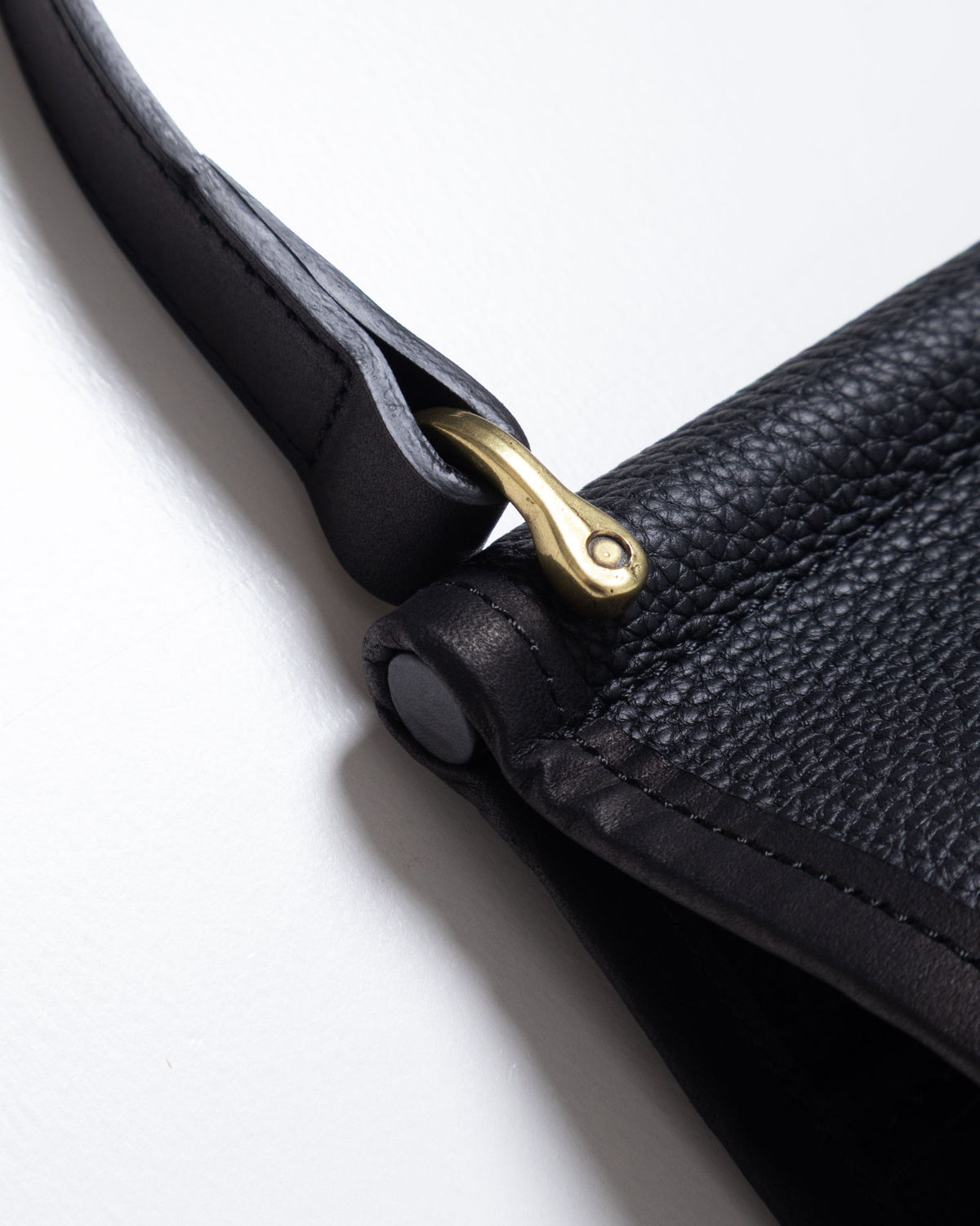 AUBERGE MADISON - BLACK × BLACK の金具
