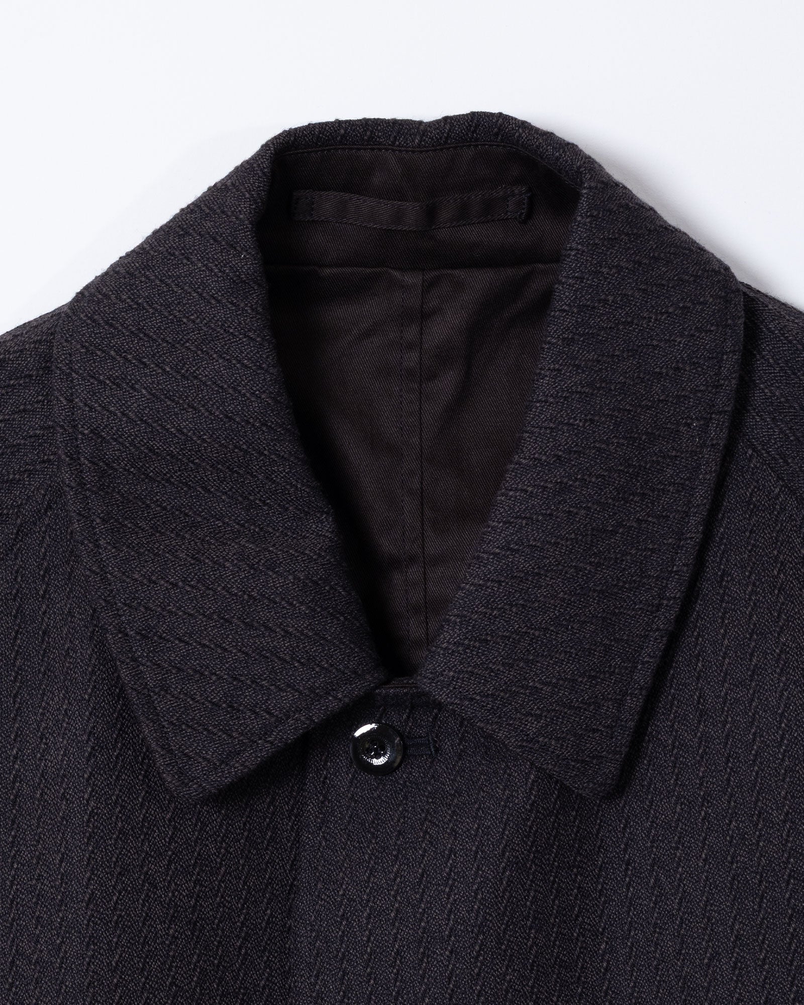 OUTIL MANTEAU CHAMBON 表地 襟元 ラグランスリーブ ディテール
