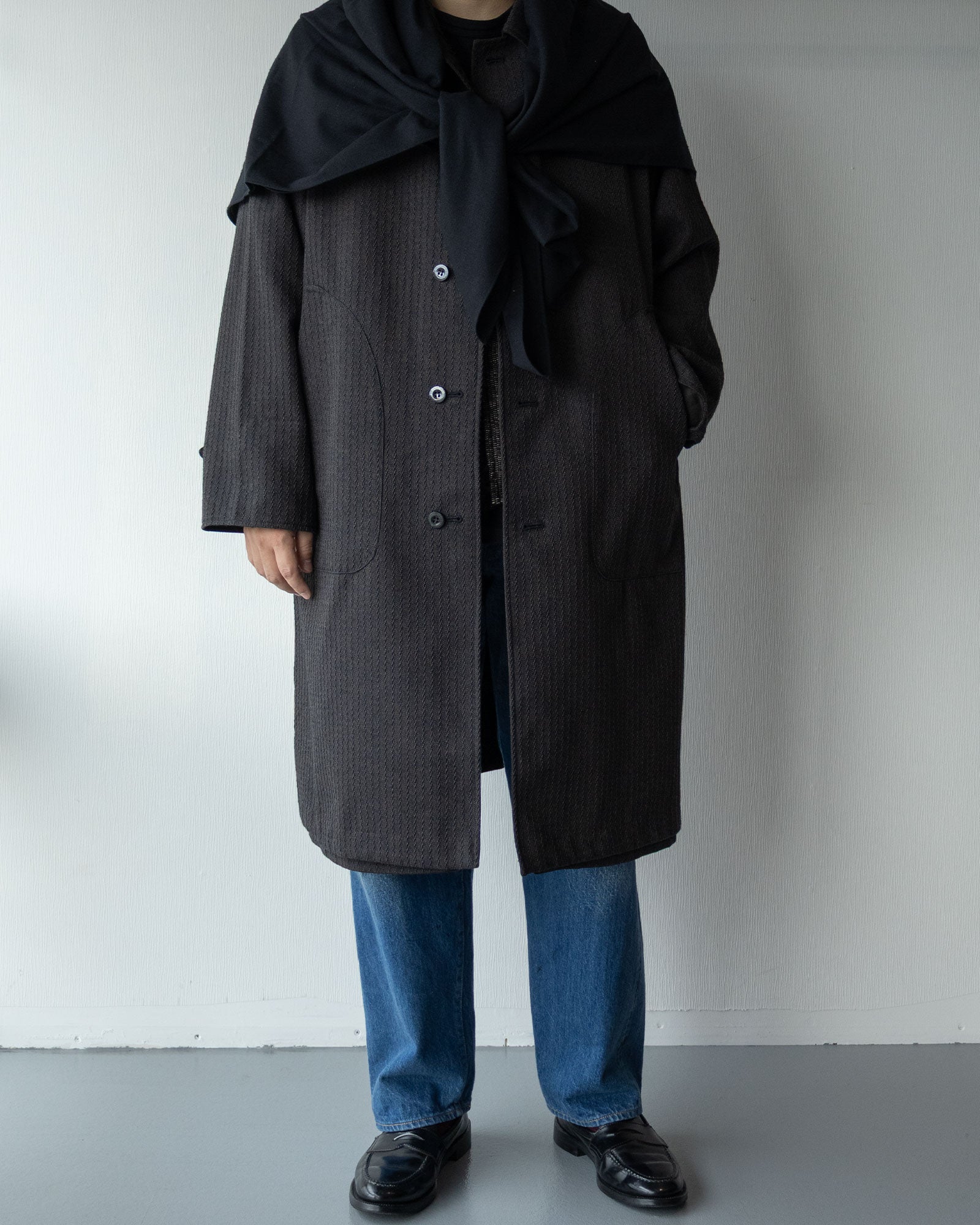 OUTIL MANTEAU CHAMBON CHARCOAL 着用正面 表地 ドビーストライプ ロング丈