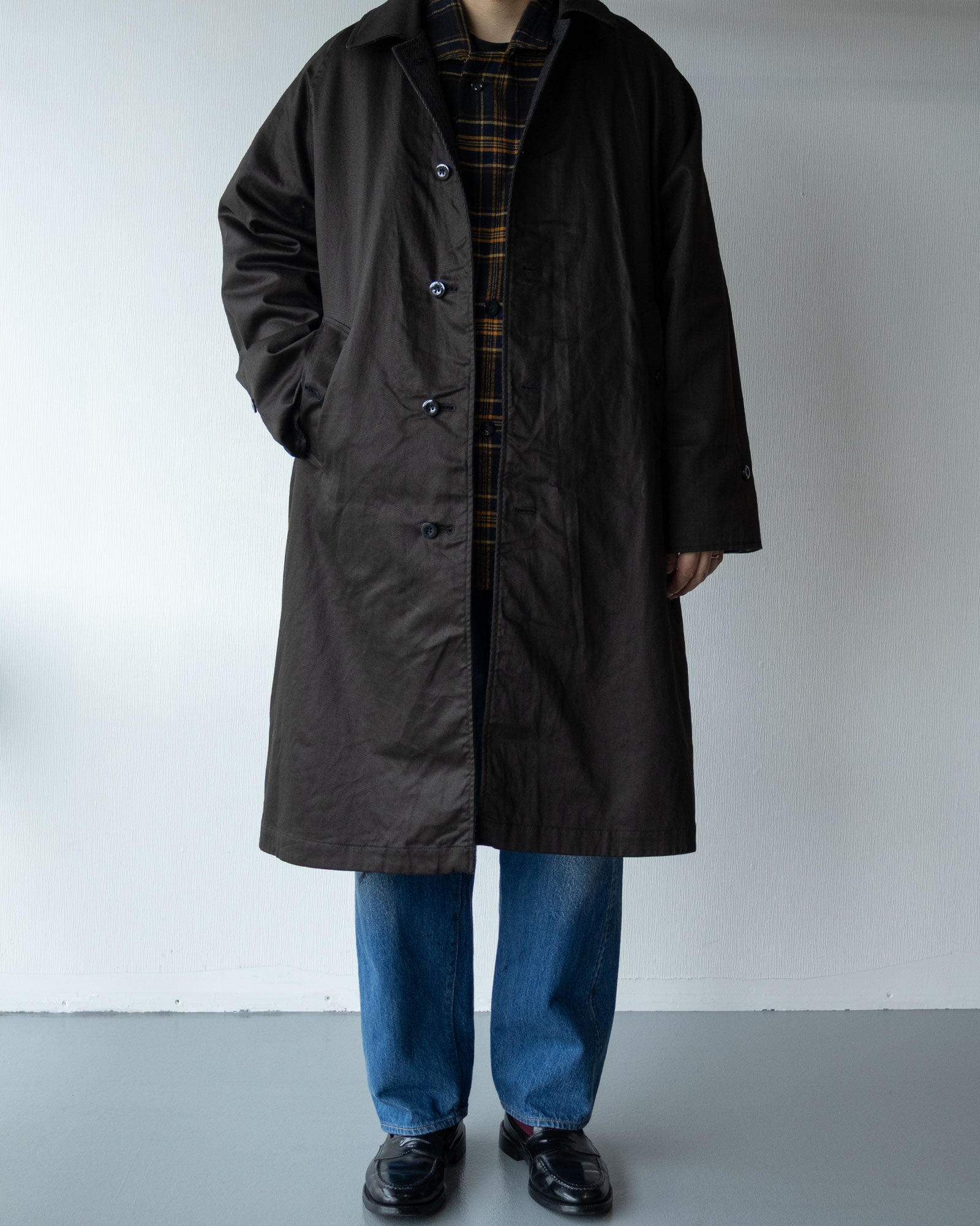 OUTIL MANTEAU CHAMBON CHARCOAL 着用正面 裏地 先染めチノ