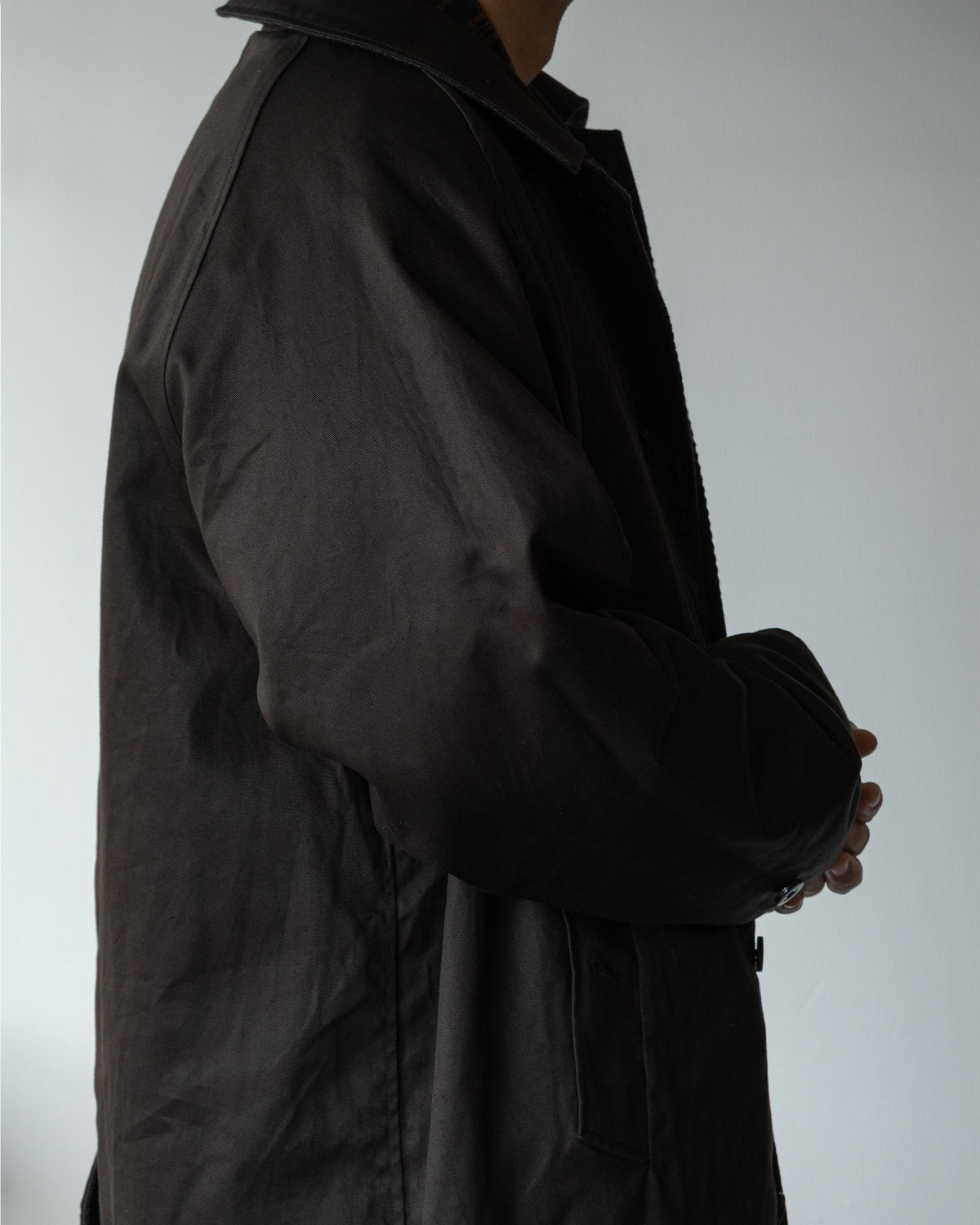 OUTIL MANTEAU CHAMBONの裏面。光沢感とハリのある風合いに仕上げられたオリジナルの先染めチノ素材。