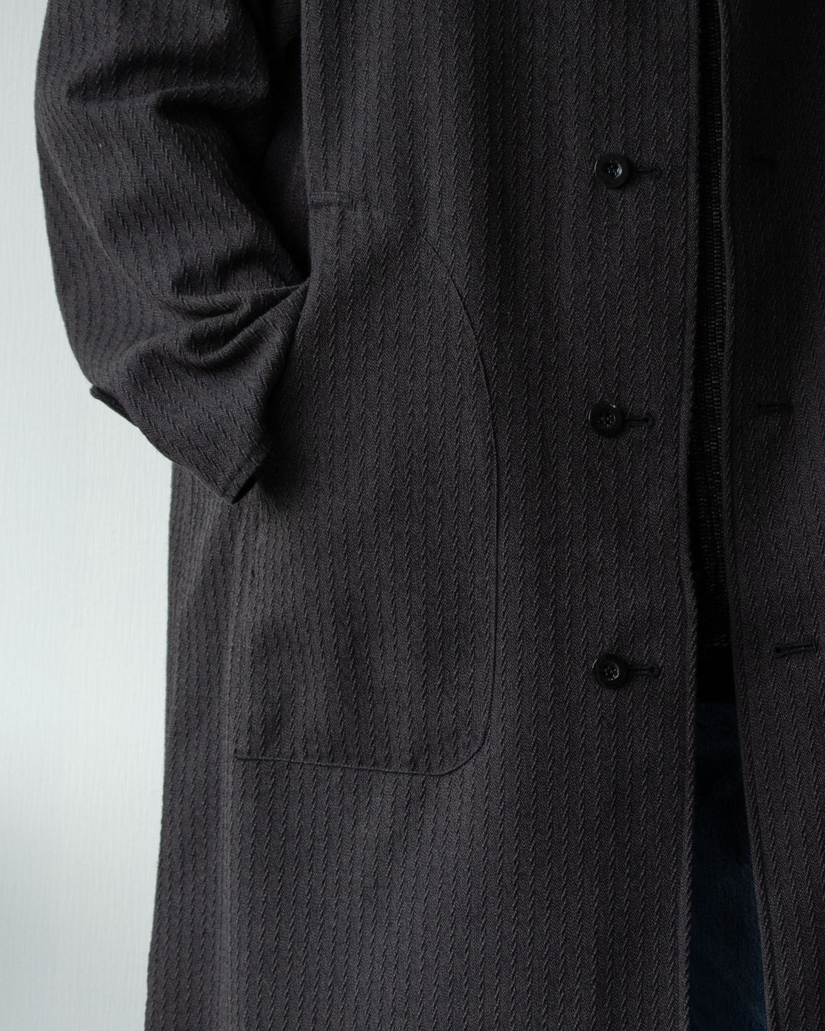 OUTILのリバーシブルコート「MANTEAU CHAMBON」チャコールカラーの着用イメージ