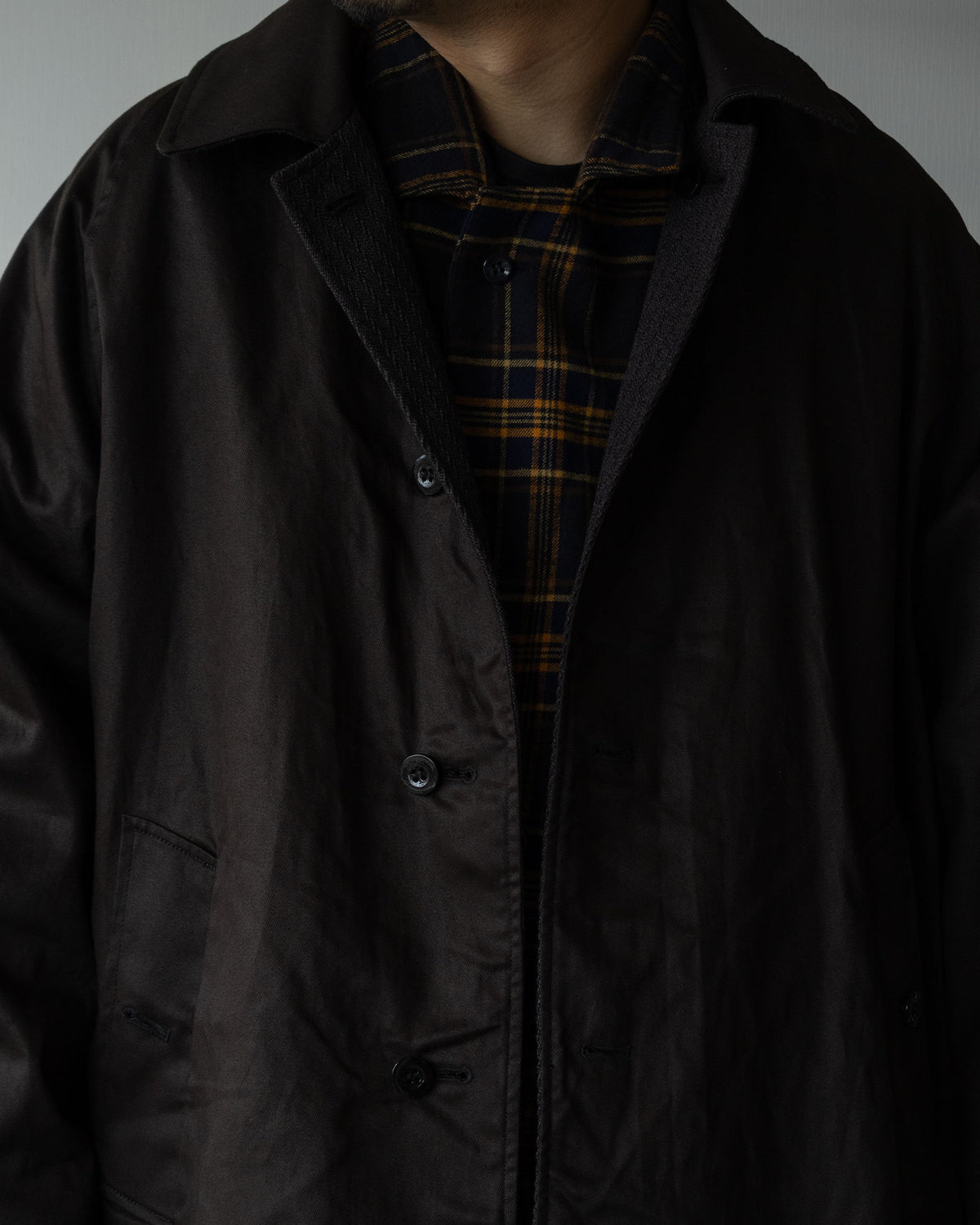 OUTIL MANTEAU CHAMBONの裏面。光沢感とハリのある風合いに仕上げられたオリジナルの先染めチノ素材。