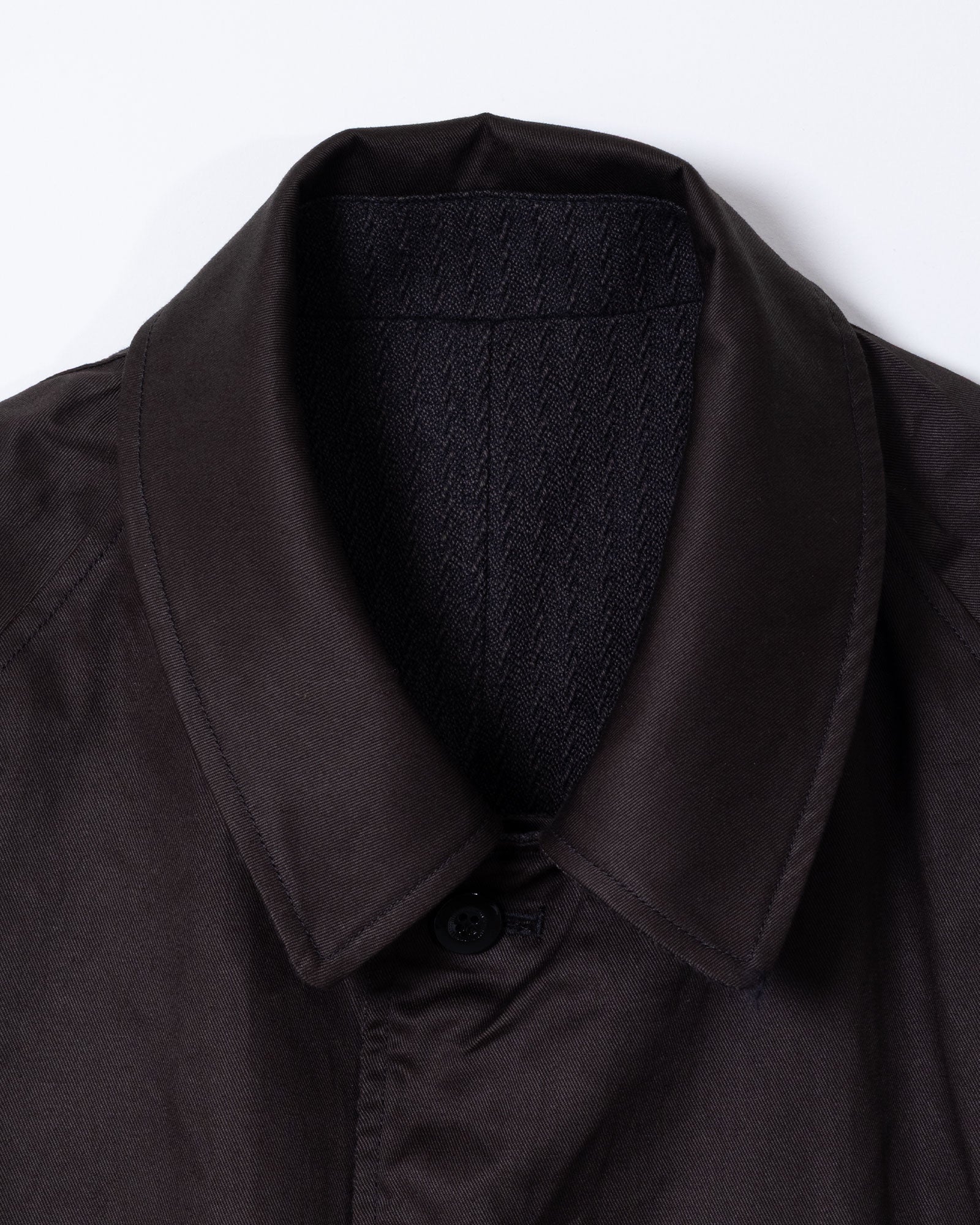 OUTIL MANTEAU CHAMBON 裏地 襟元 チノ生地感 光沢 ディテール