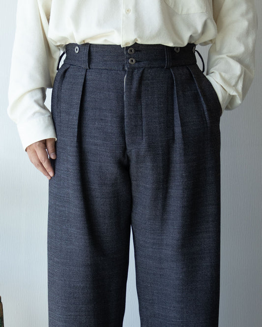 INTÉRIMのメランジェウール素材フレンチワークトラウザー「BOURGERON」のブラック（前面）着用画像 ウエスト周りアップ