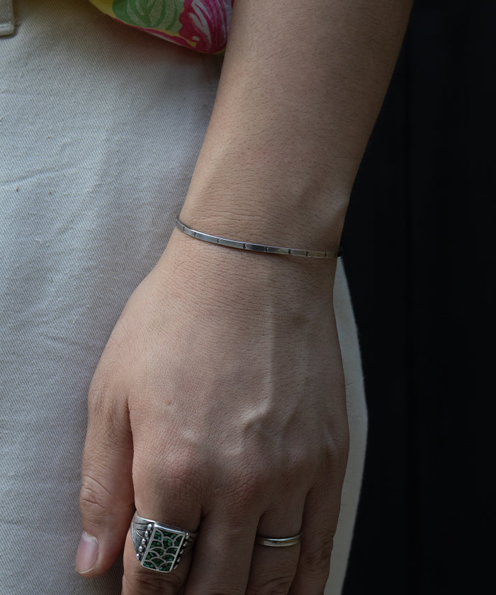 VINTAGE NAVAJO SILVER NARROW CUFF BRACELET - 1