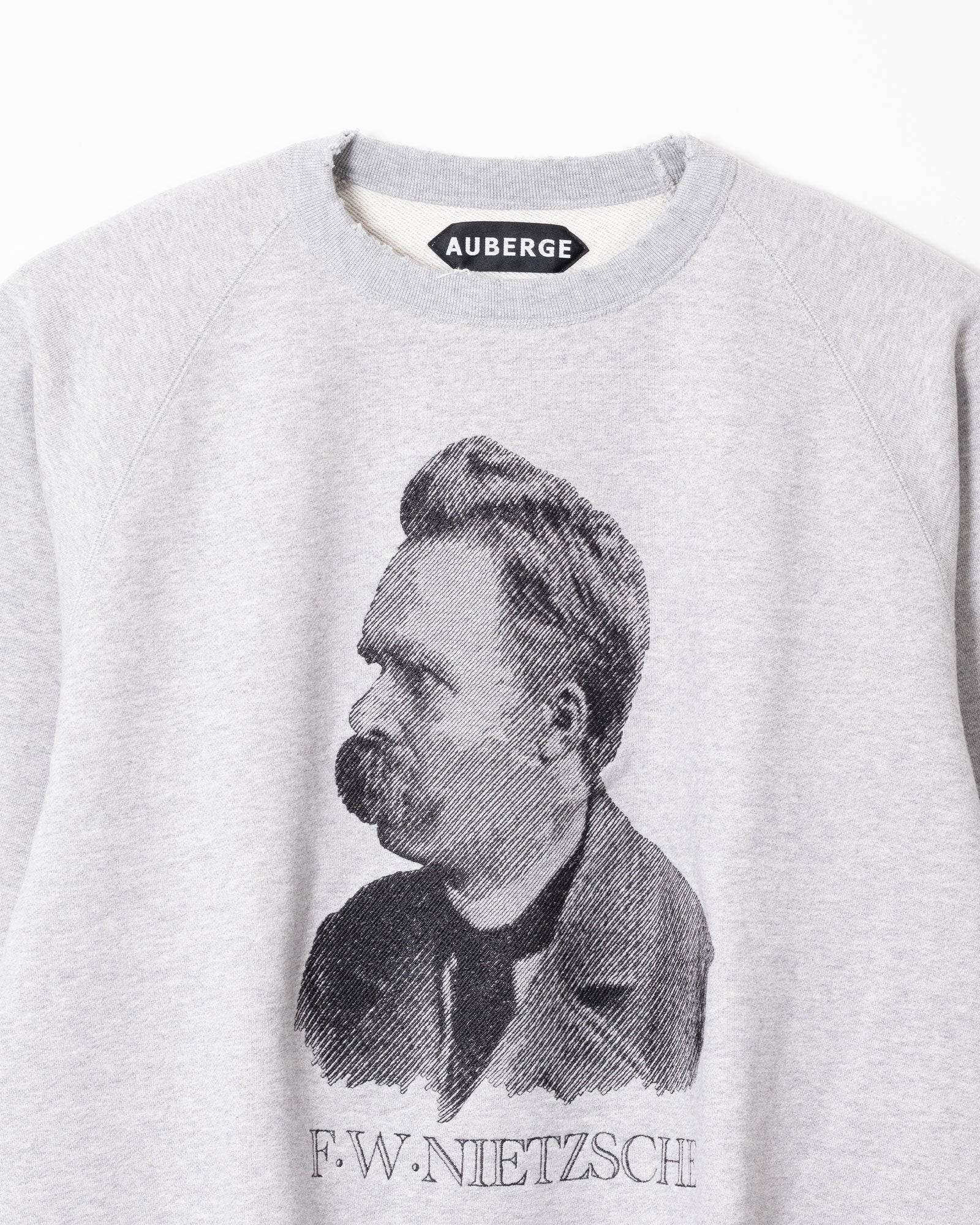 AUBERGE NIETZSCHE GRAY TOP 刺繍 ニーチェ肖像 クローズアップ