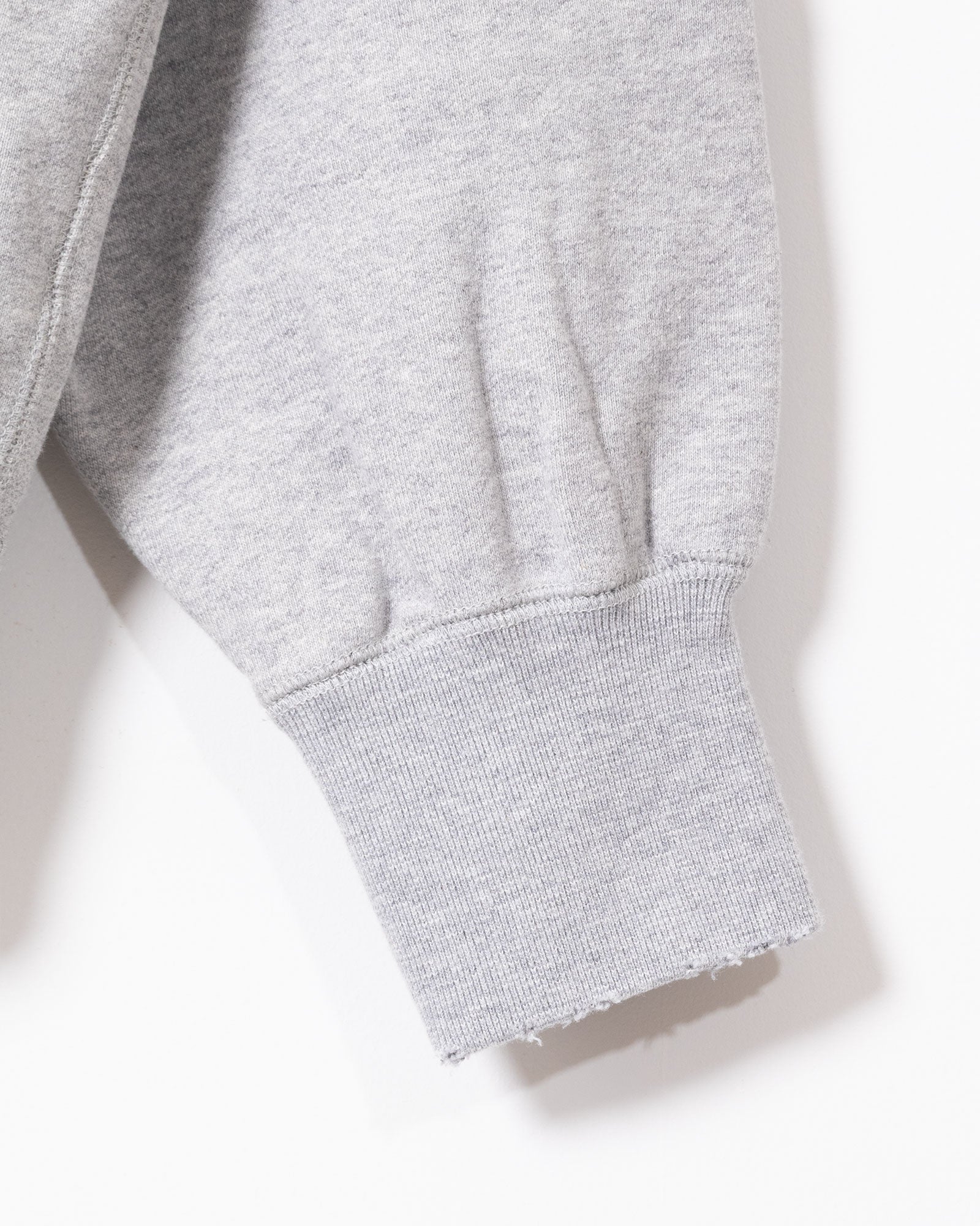 AUBERGE NIETZSCHE GRAY TOP 着用正面 刺繍 全体