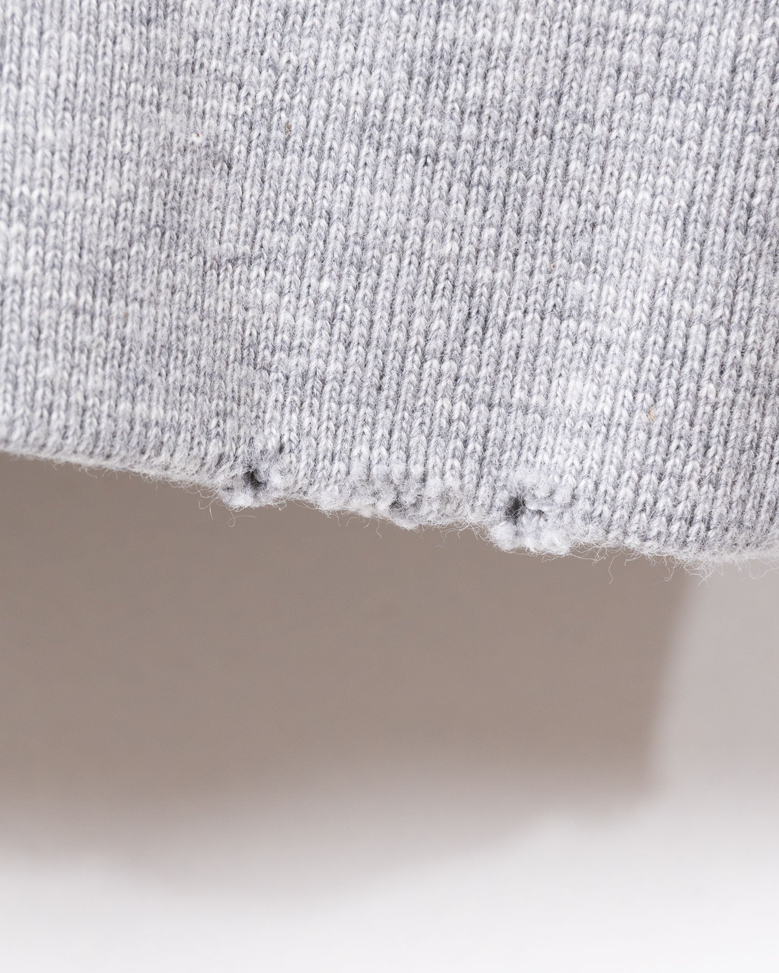 AUBERGE NIETZSCHE GRAY TOP 着用スタイリング