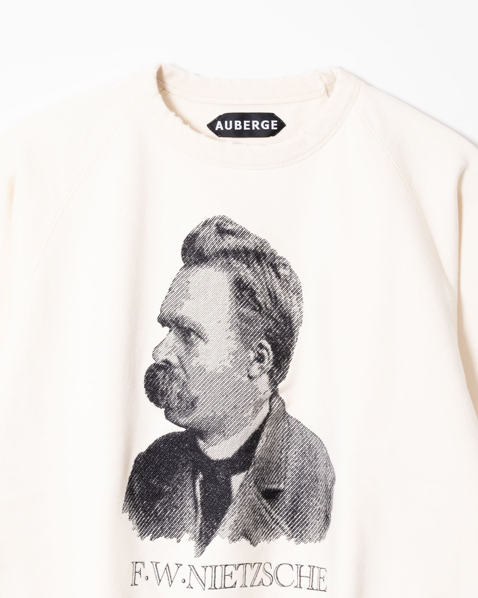 AUBERGE NIETZSCHE OFF CREAM 刺繍 ニーチェ肖像 クローズアップ 繊細な刺繍
