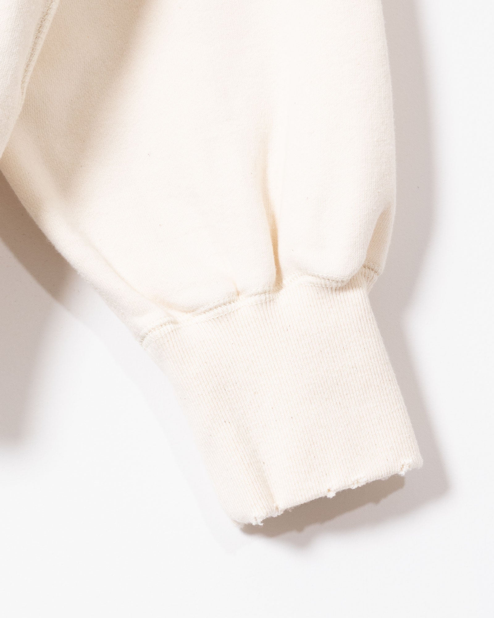AUBERGE NIETZSCHE OFF CREAM 着用正面 刺繍 全体