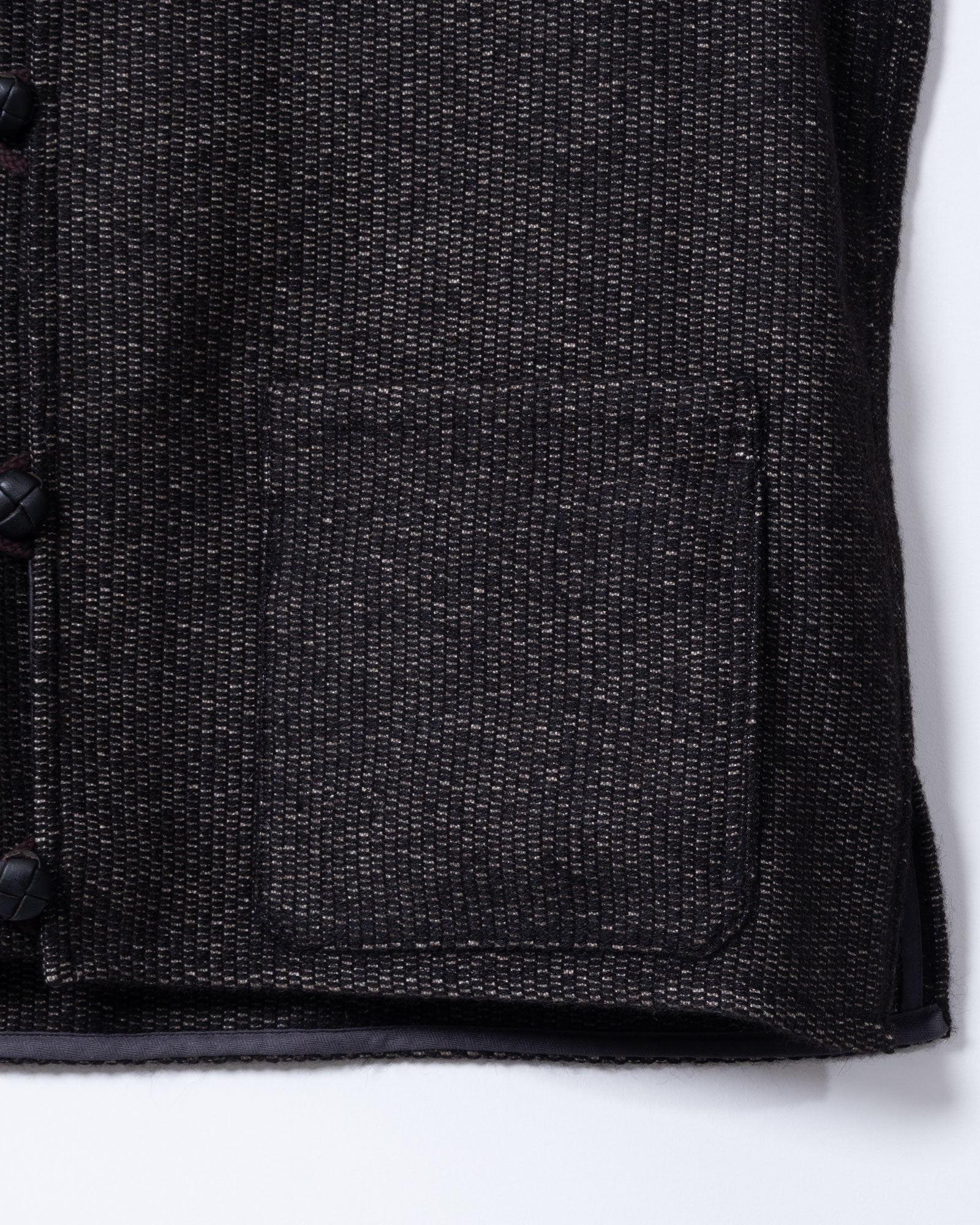 AUBERGE ORTEGA NATURAL BLACK フロントボタン レザー ディテール