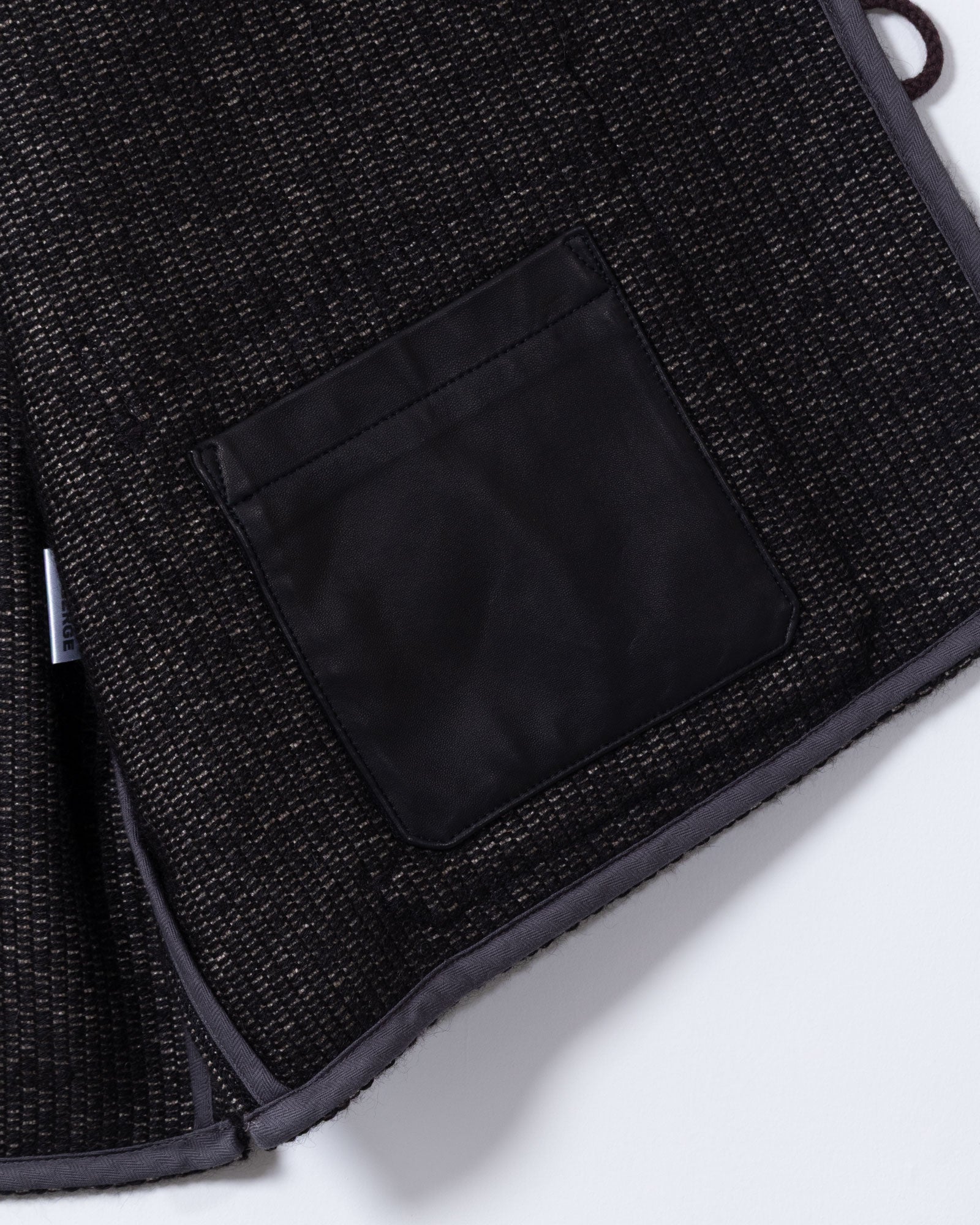 AUBERGE ORTEGA NATURAL BLACK 着用バック
