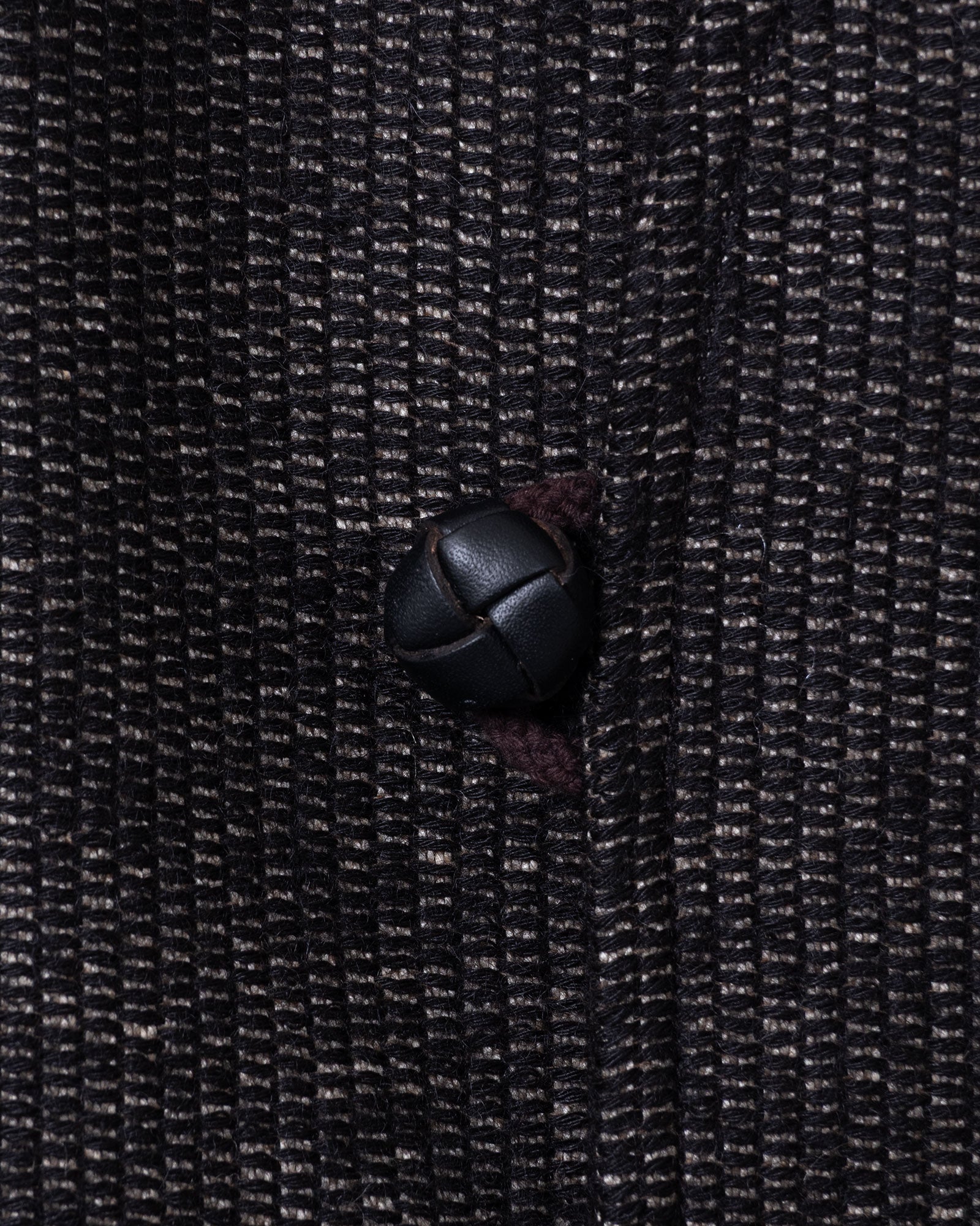 AUBERGE ORTEGA NATURAL BLACK 着用正面 チマヨベスト アルパカ