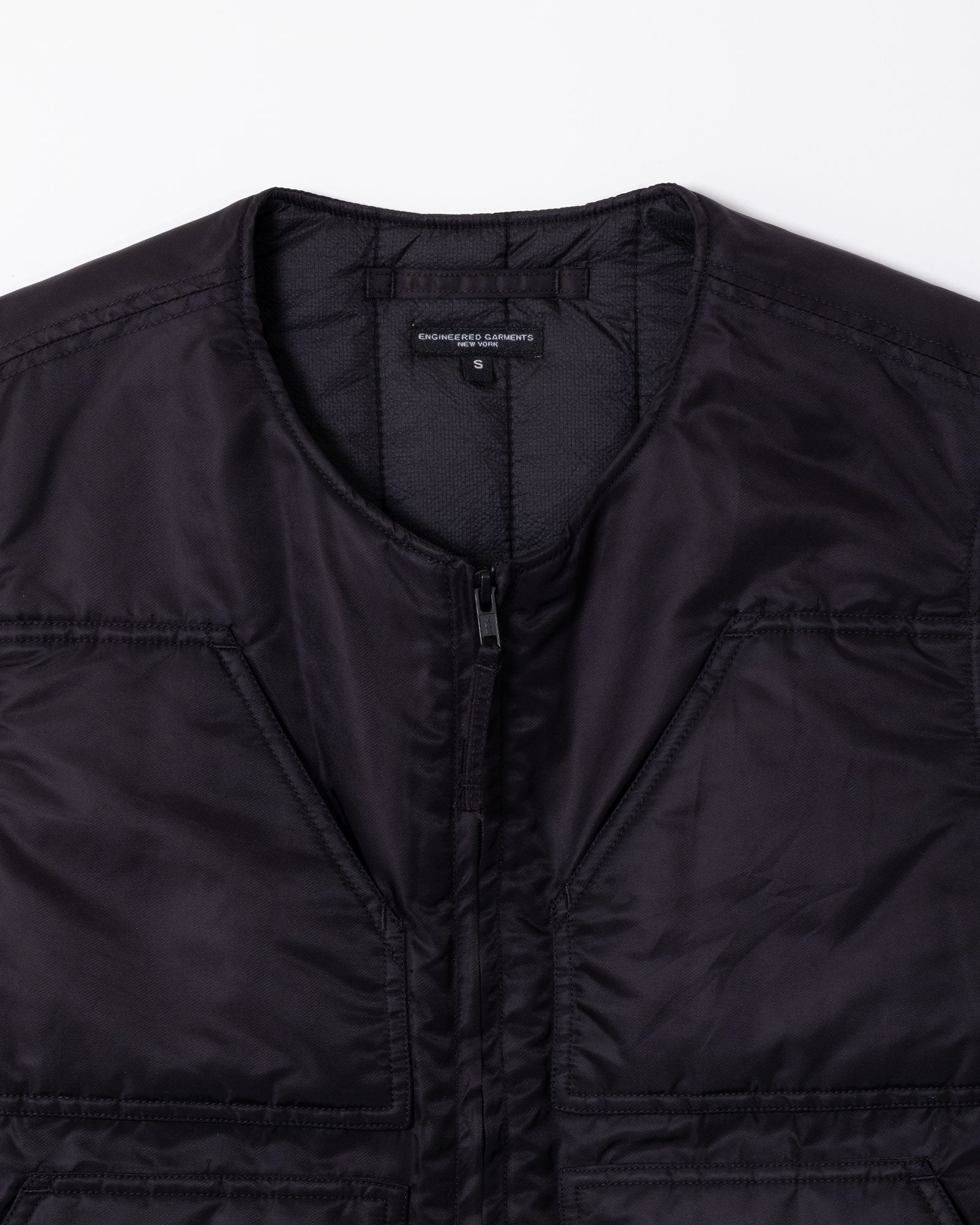 ENGINEERED GARMENTS OVER VEST フライトサテンナイロン 生地感 光沢 クローズアップ
