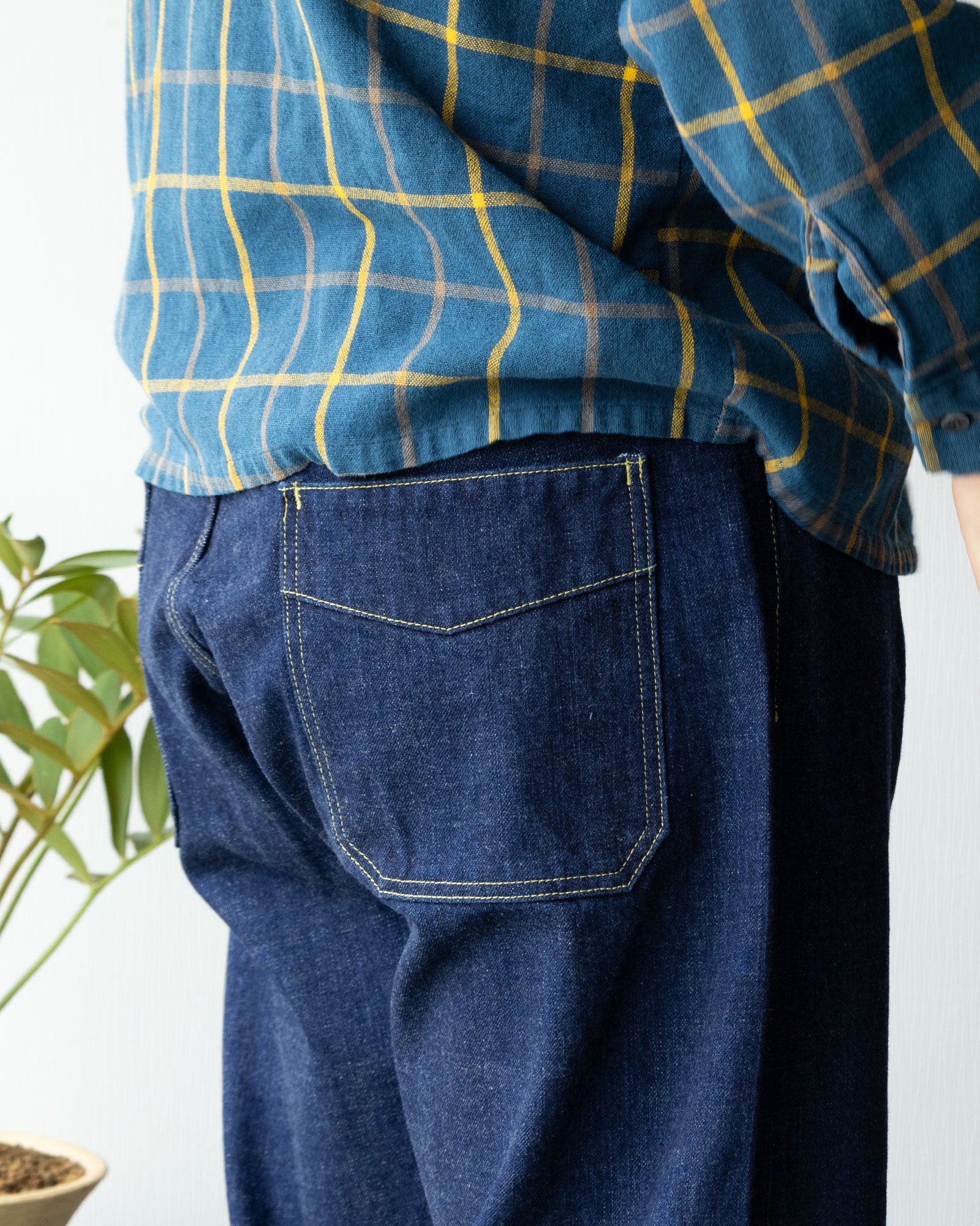 OUTIL PANTALON JASSY D.INDIGO 着用バックシルエット