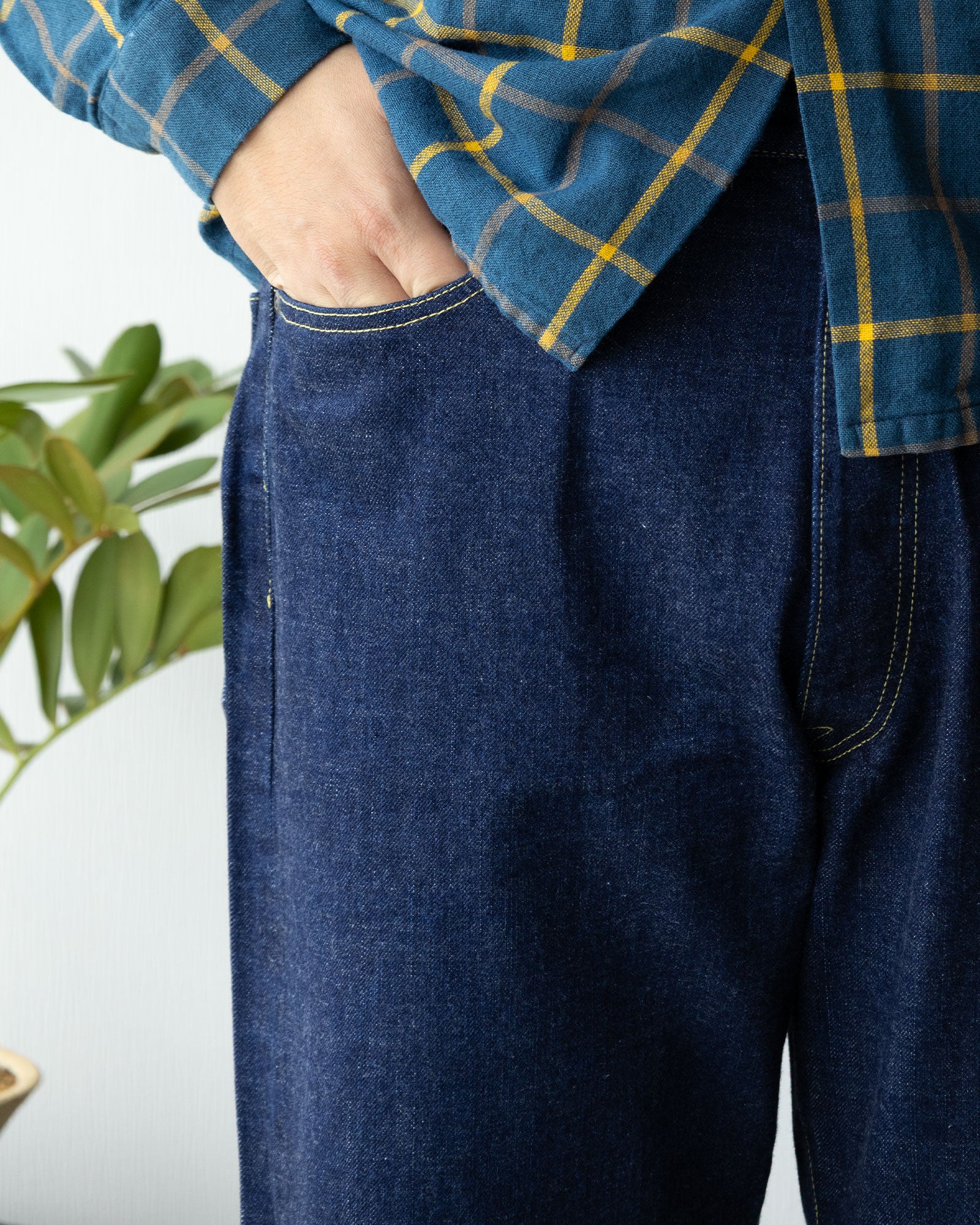 OUTIL PANTALON JASSY D.INDIGO 着用サイドシルエット