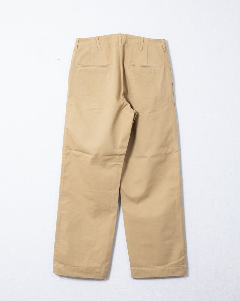 OUTIL（ウティ） PANTALON MEYNES - BEIGE 無染色チノパン ストレートシルエット 背面着用画像