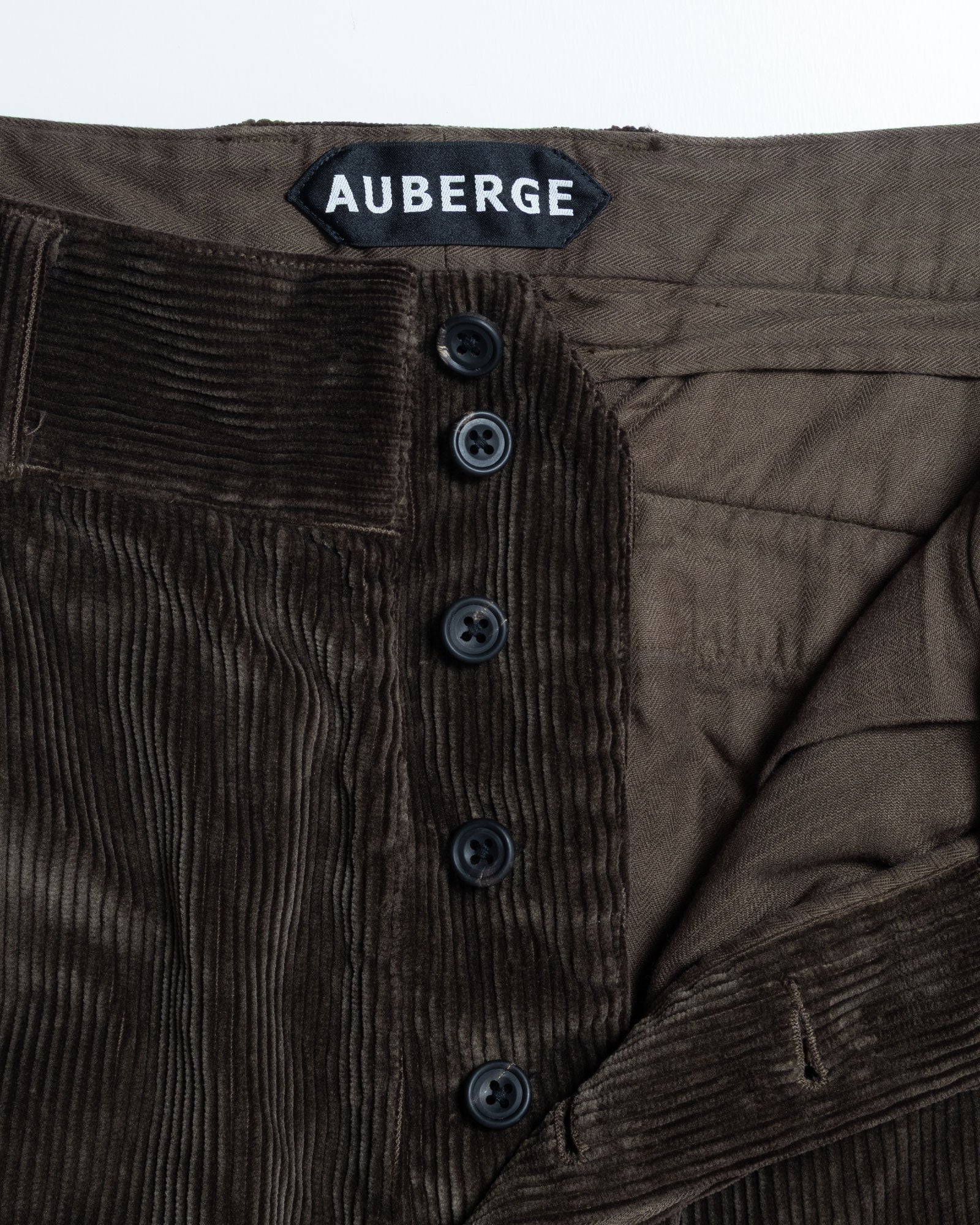 AUBERGE PANTIN DUSTY D.KHAKI ヒップポケット ディテール