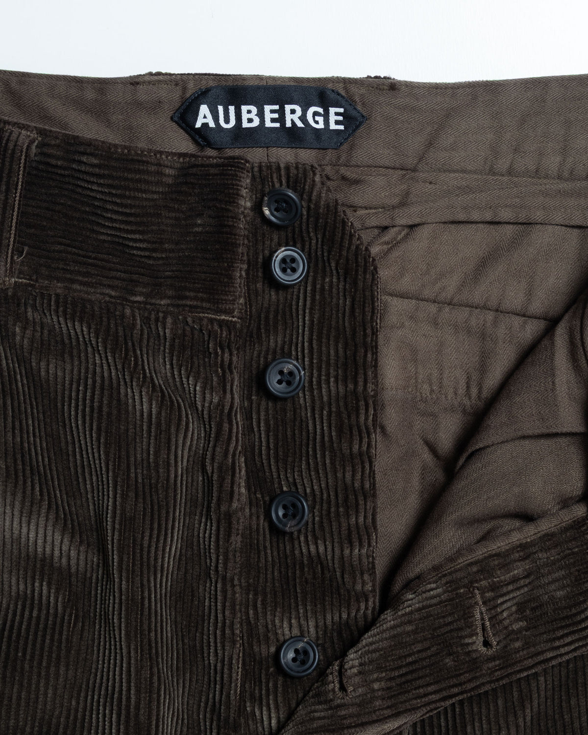 AUBERGE PANTIN ダスティダークカーキのヒップポケット部分のディテール画像