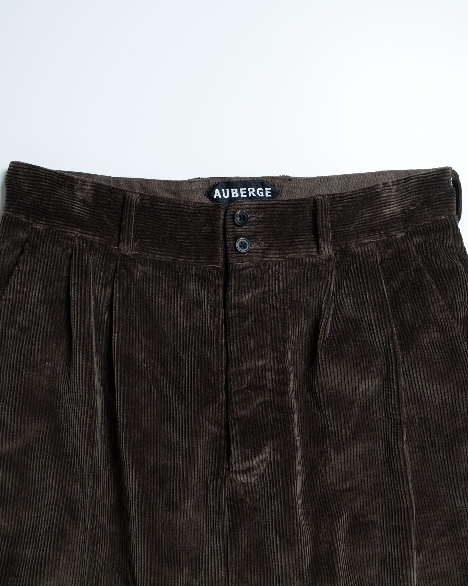 AUBERGE PANTIN DUSTY D.KHAKI ウエスト ツータック ディテール