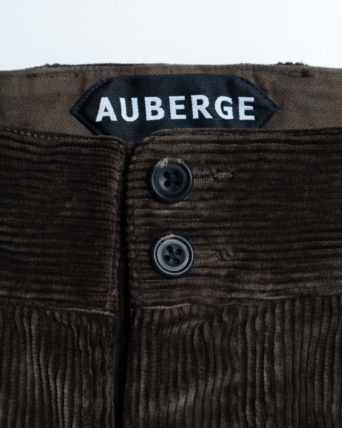 AUBERGE PANTIN ダスティダークカーキのウエスト内側とブランドタグのアップ画像