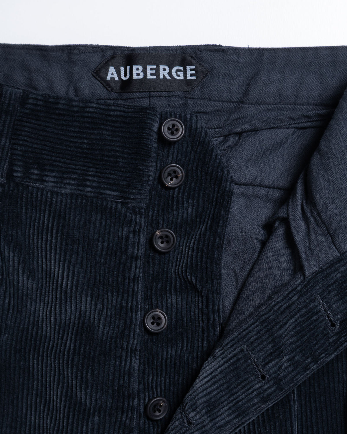 AUBERGE PANTIN ダスティネイビーのボタンフライ部分のディテール画像