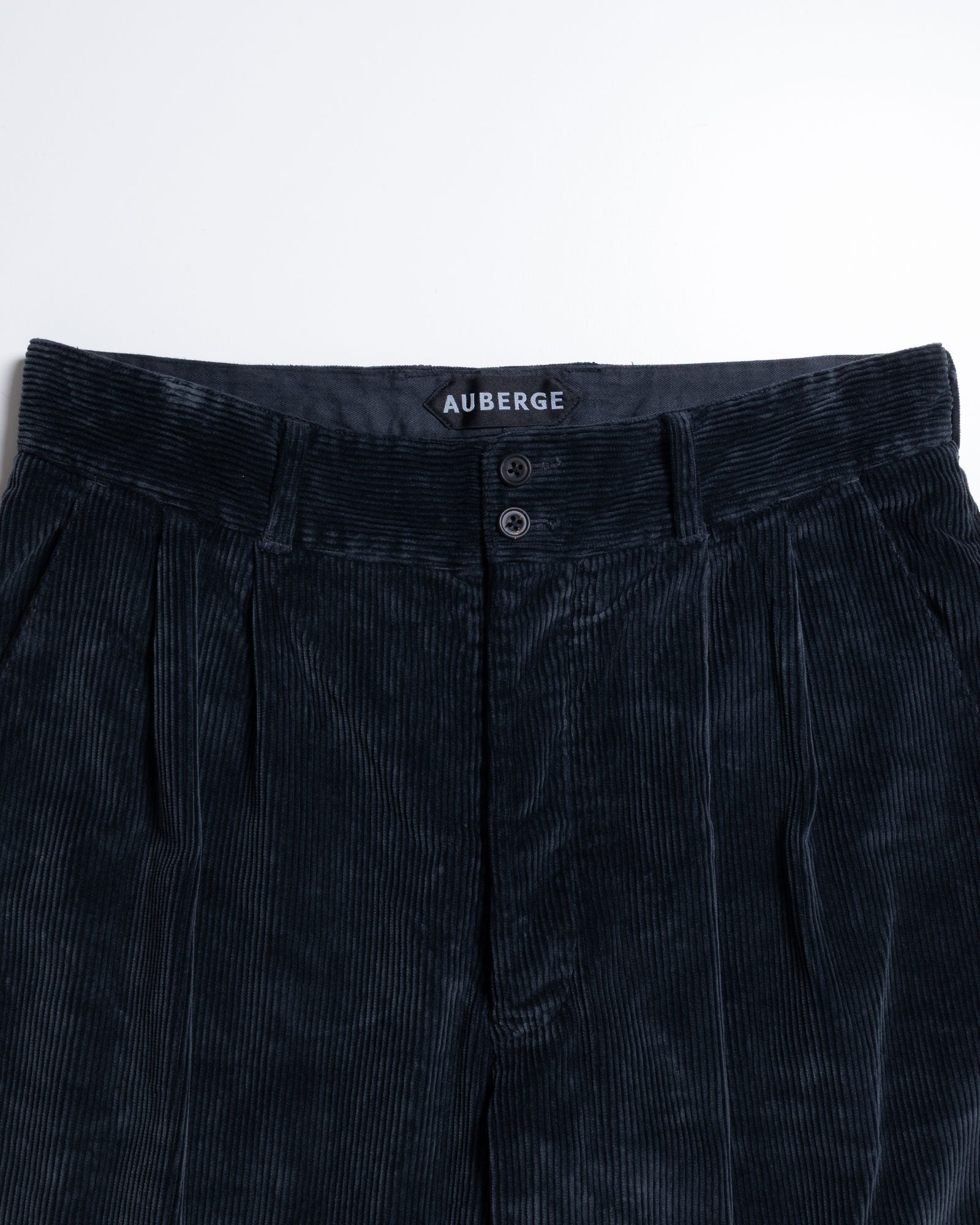 AUBERGE PANTIN DUSTY NAVY ウエスト ツータック ディテール