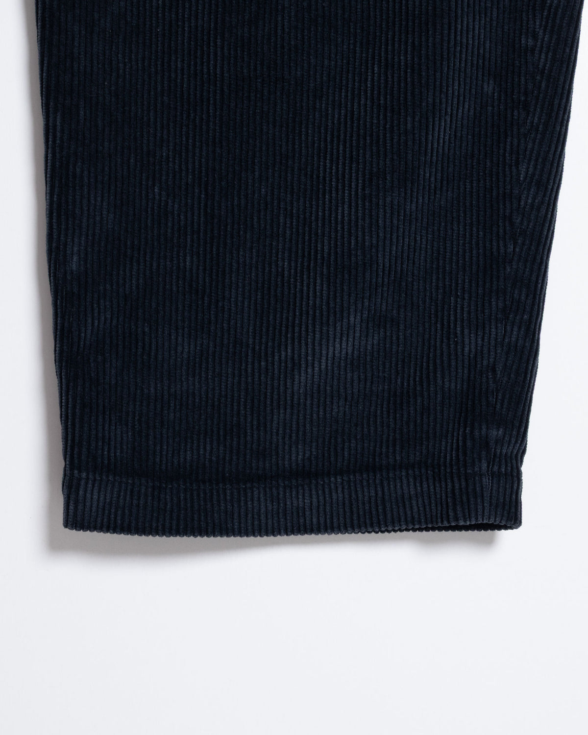 AUBERGE PANTIN ダスティネイビーの太畝コーデュロイ生地とストーンウォッシュ加工の質感拡大画像