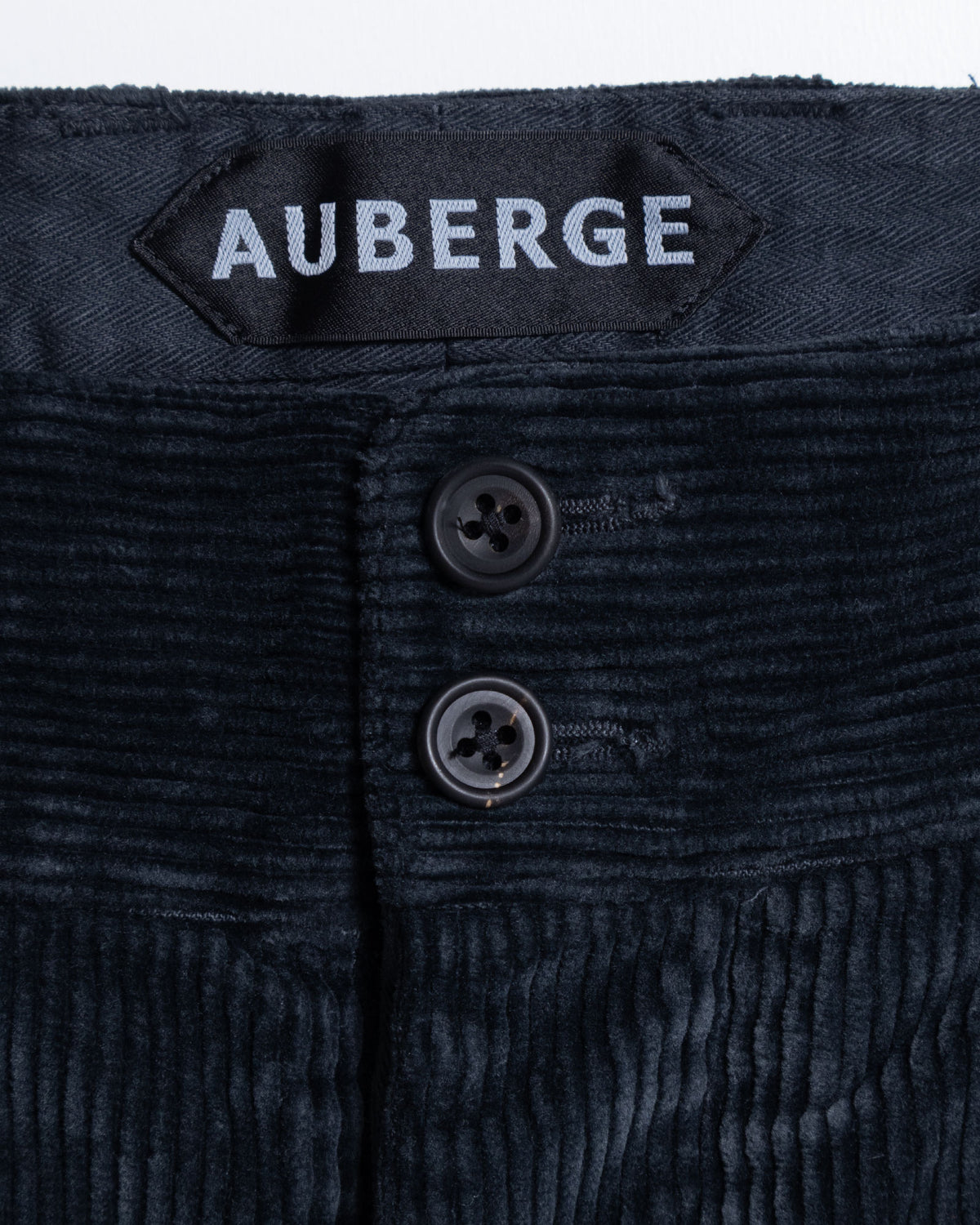 AUBERGE PANTIN ダスティネイビーのウエスト内側とブランドタグのアップ画像